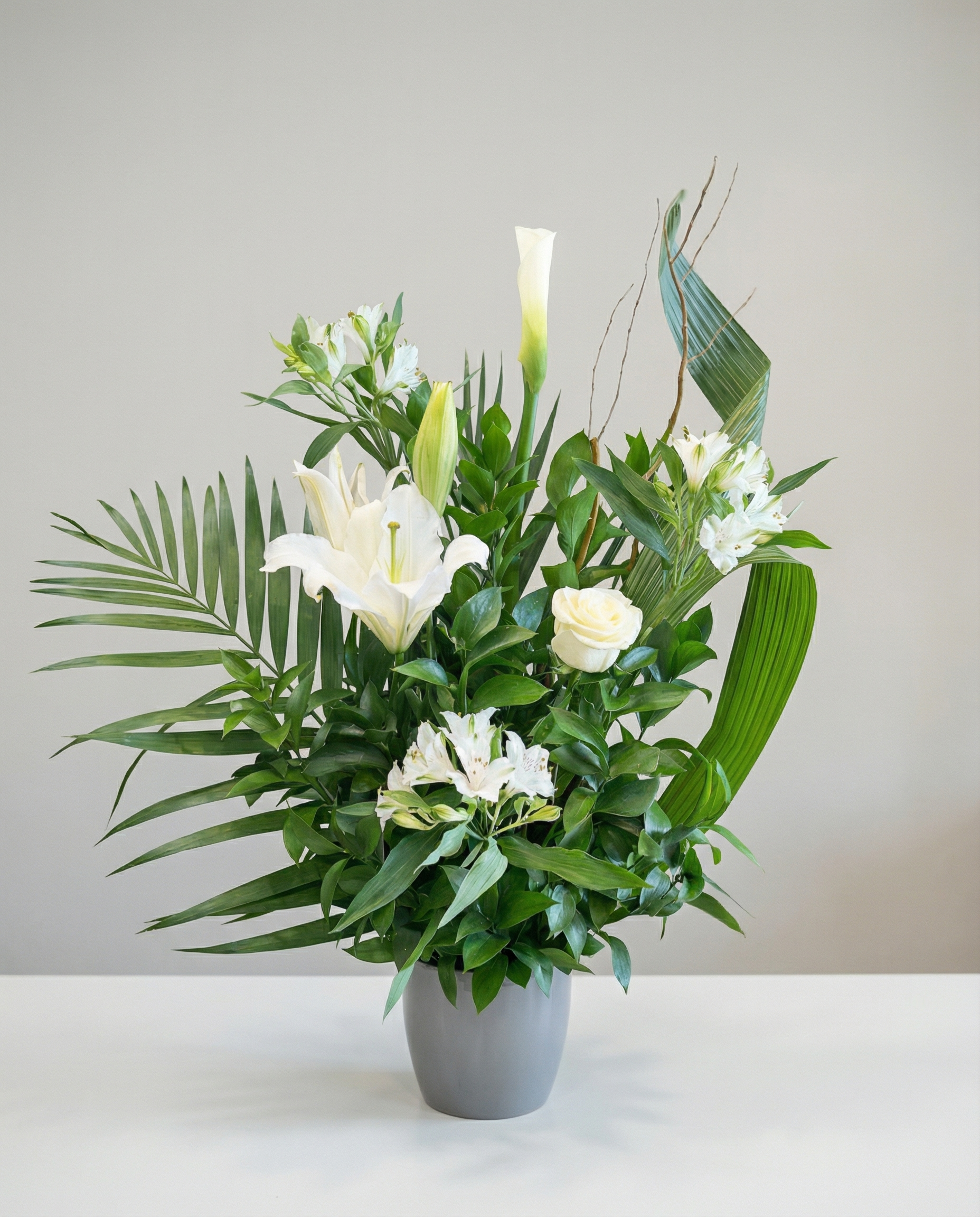 Corbeille funéraire Grâce Éternelle – arrangement floral élégant réalisé par un fleuriste professionnel, fleurs fraîches et de qualité, Fleurs2