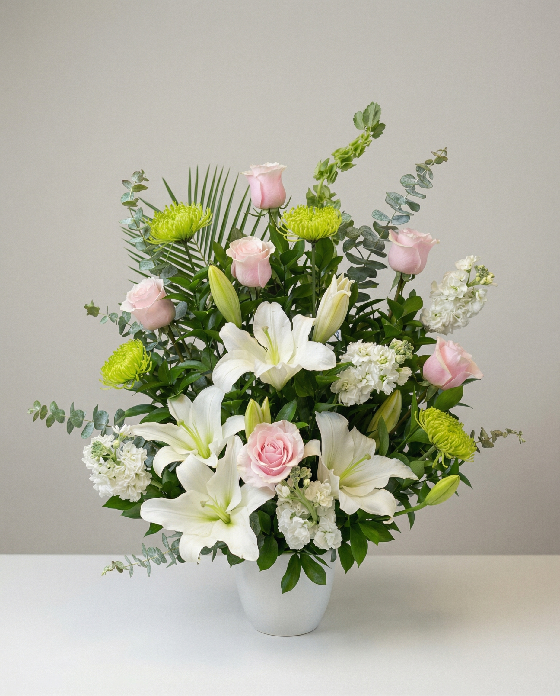 Corbeille funéraire Douce Amitié – arrangement floral élégant réalisé par un fleuriste professionnel, fleurs fraîches et de qualité, Fleurs2