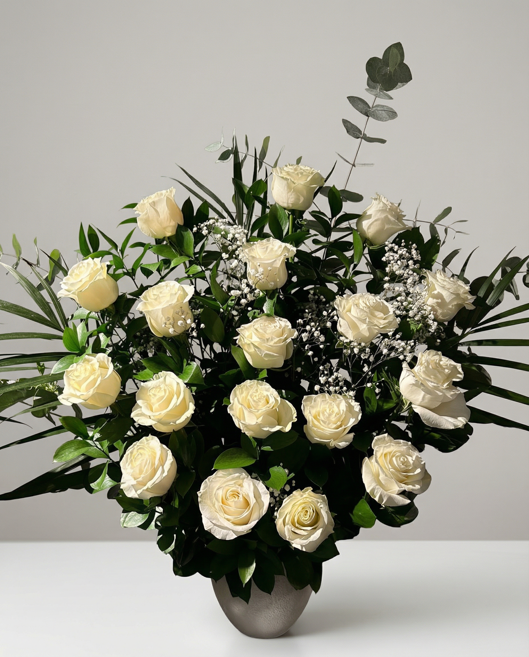 Corbeille funéraire Élégance Paisible – arrangement floral élégant réalisé par un fleuriste professionnel, fleurs fraîches et de qualité, Fleurs2