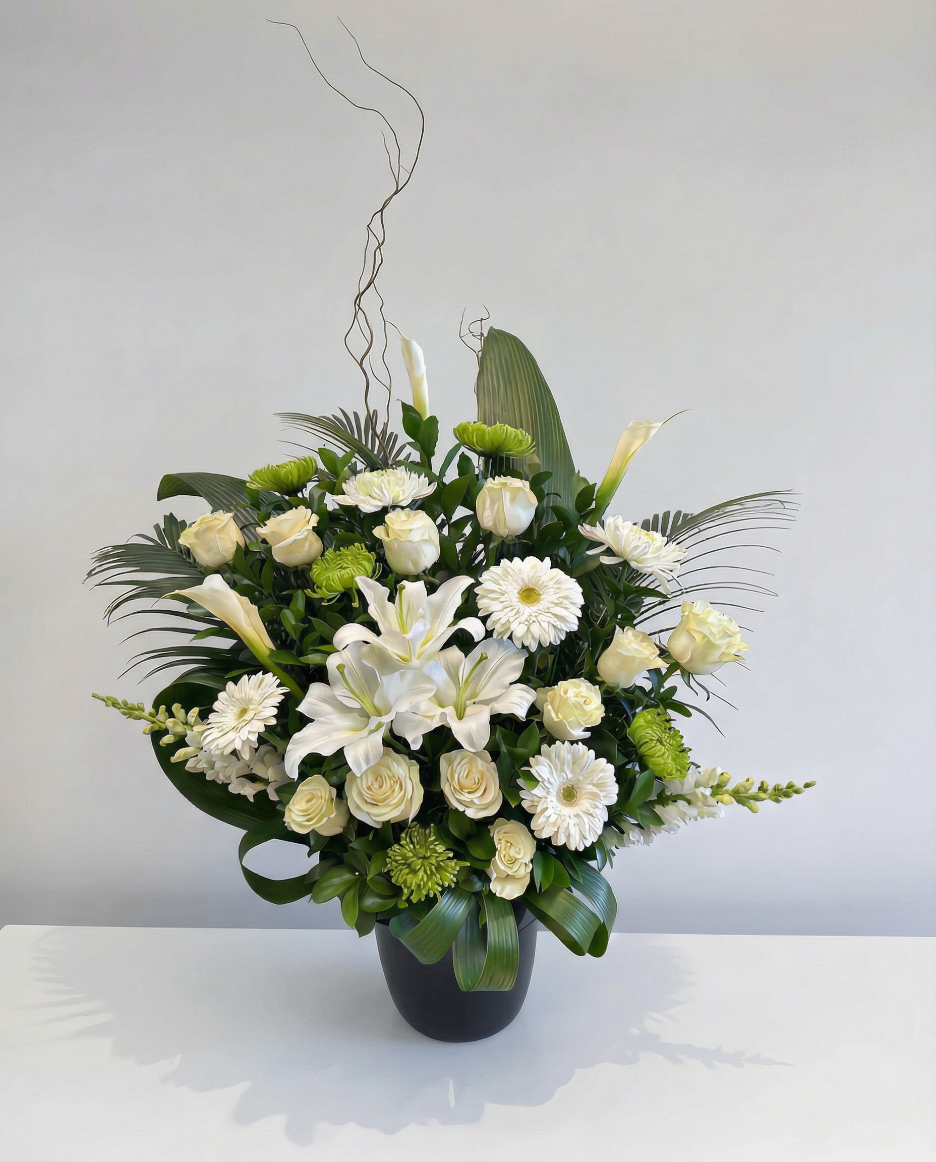 Corbeille funéraire Lumière Sacrée – arrangement floral élégant réalisé par un fleuriste professionnel, fleurs fraîches et de qualité, Fleurs2