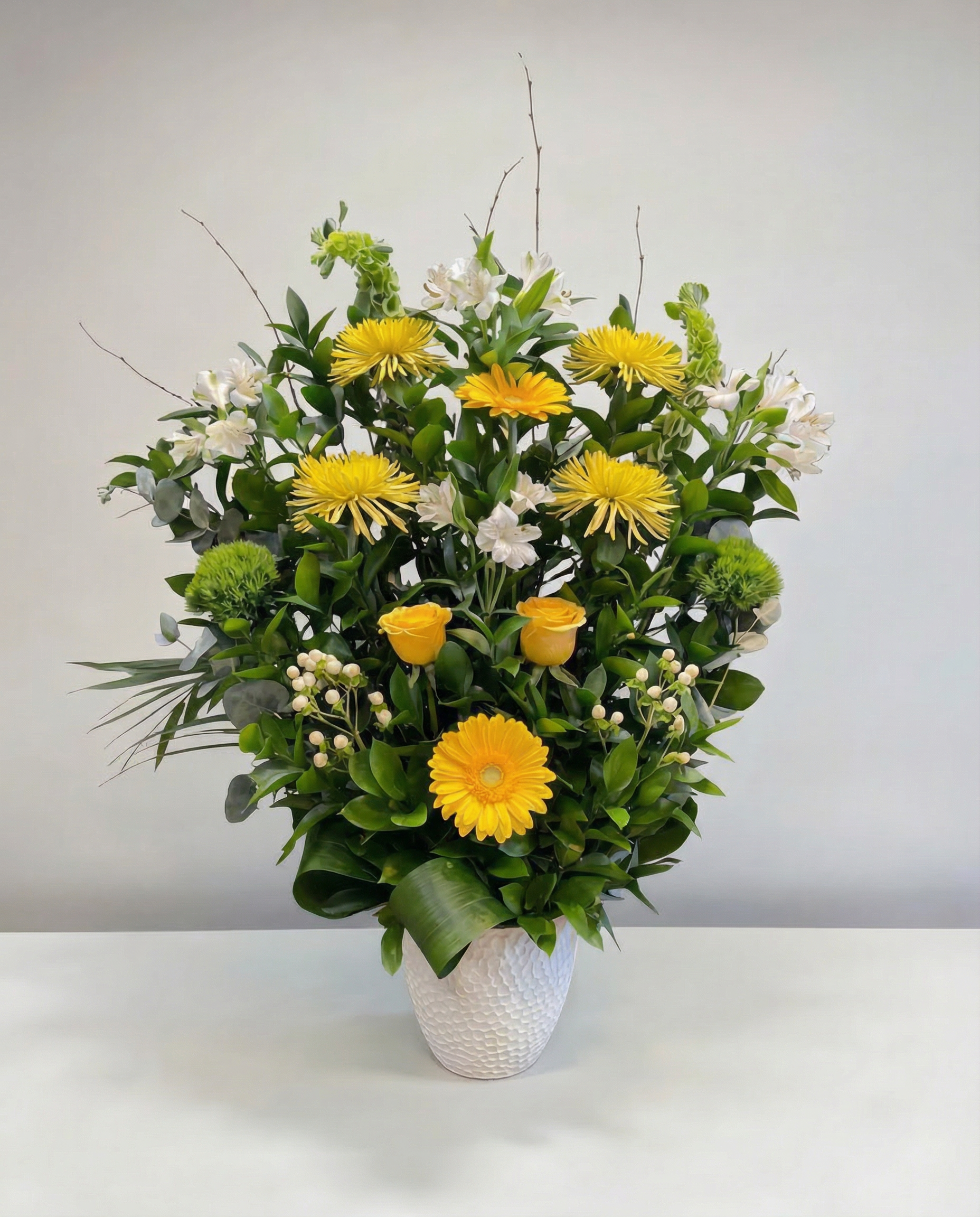 Corbeille funéraire Étoile Éternel – arrangement floral élégant réalisé par un fleuriste professionnel, fleurs fraîches et de qualité, Fleurs2