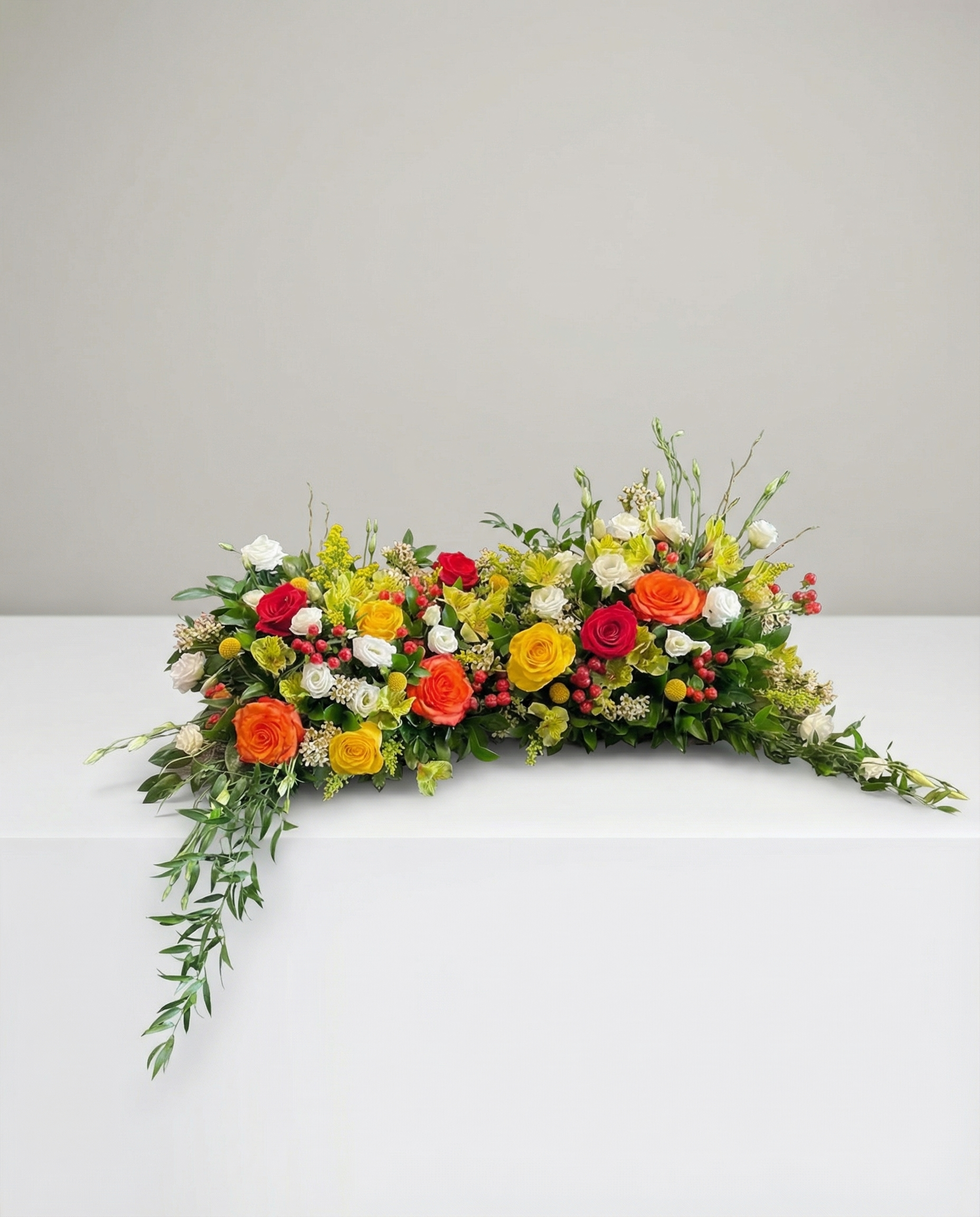 Arrangement d’urne Éclat de Vie – arrangement floral élégant réalisé par un fleuriste professionnel, fleurs fraîches et de qualité, Fleurs2