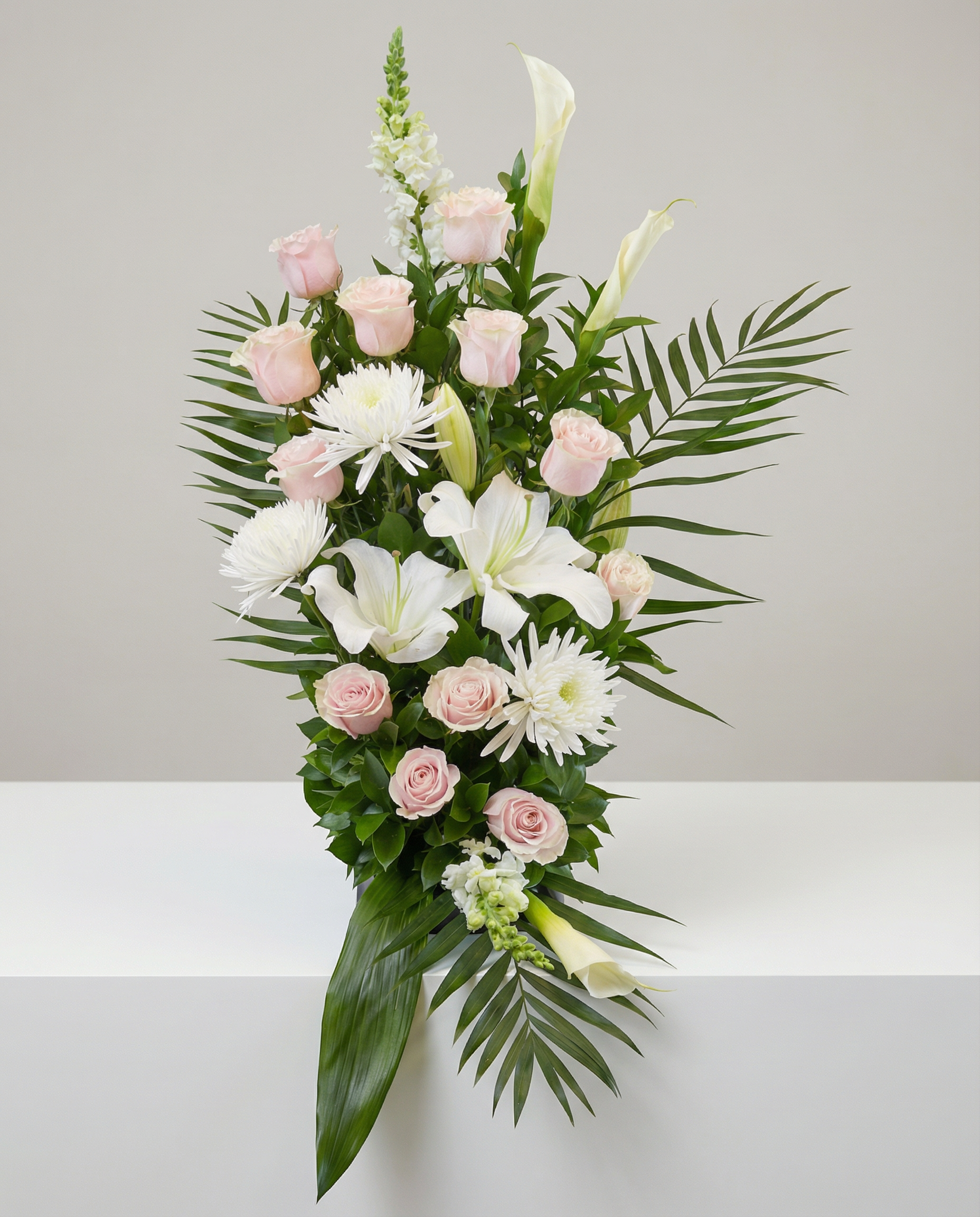 Arrangement d’urne Souvenir Blanc – arrangement floral élégant réalisé par un fleuriste professionnel, fleurs fraîches et de qualité, Fleurs2
