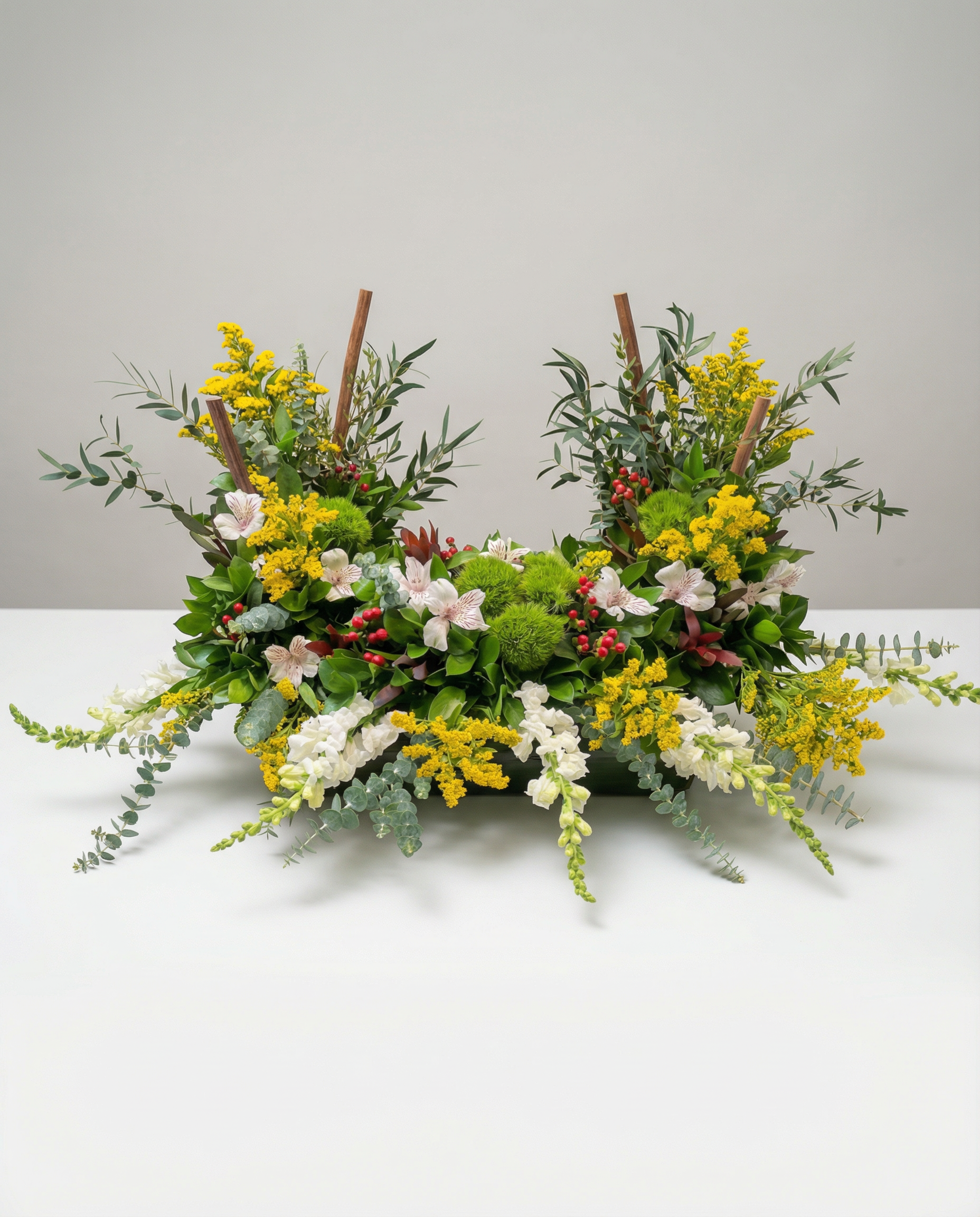 Arrangement d’urne Mémoire Forestière – arrangement floral élégant réalisé par un fleuriste professionnel, fleurs fraîches et de qualité, Fleurs2
