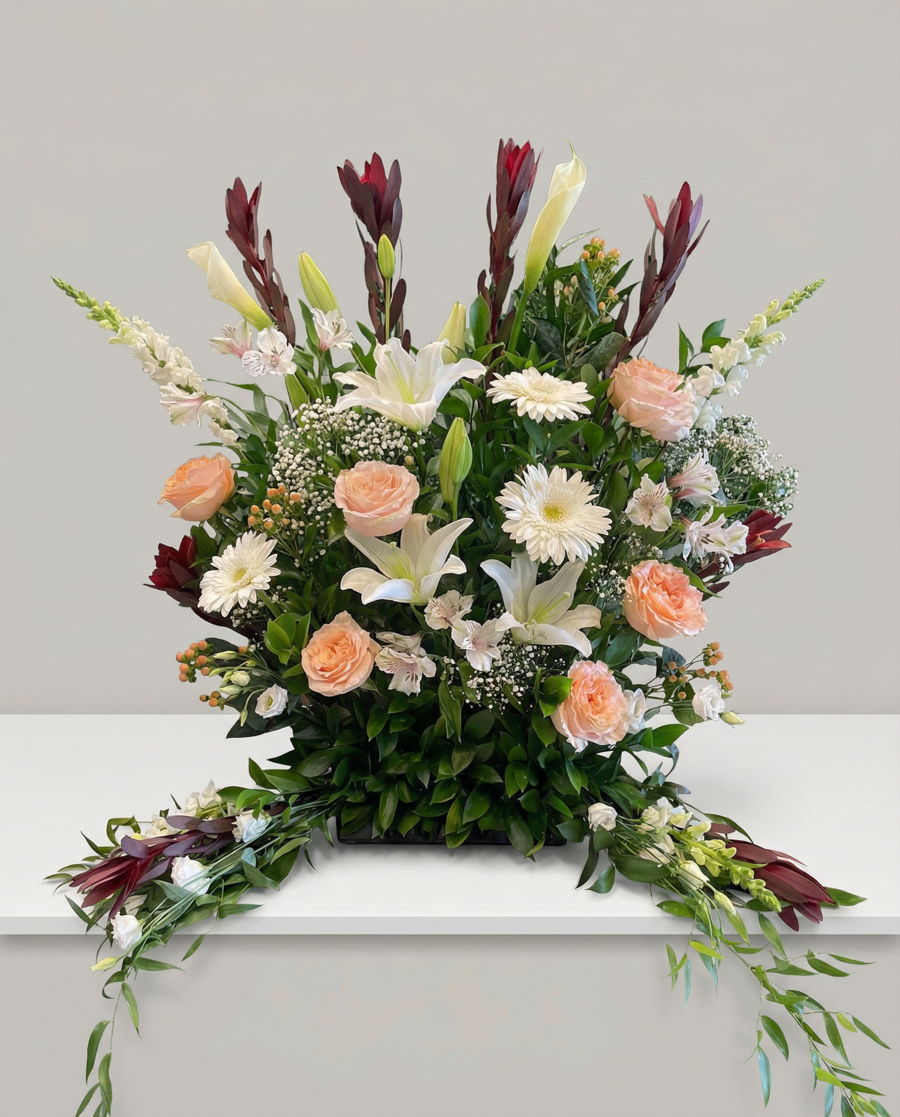 Arrangement d’urne Rosée du Souvenir – arrangement floral élégant réalisé par un fleuriste professionnel, fleurs fraîches et de qualité, Fleurs2