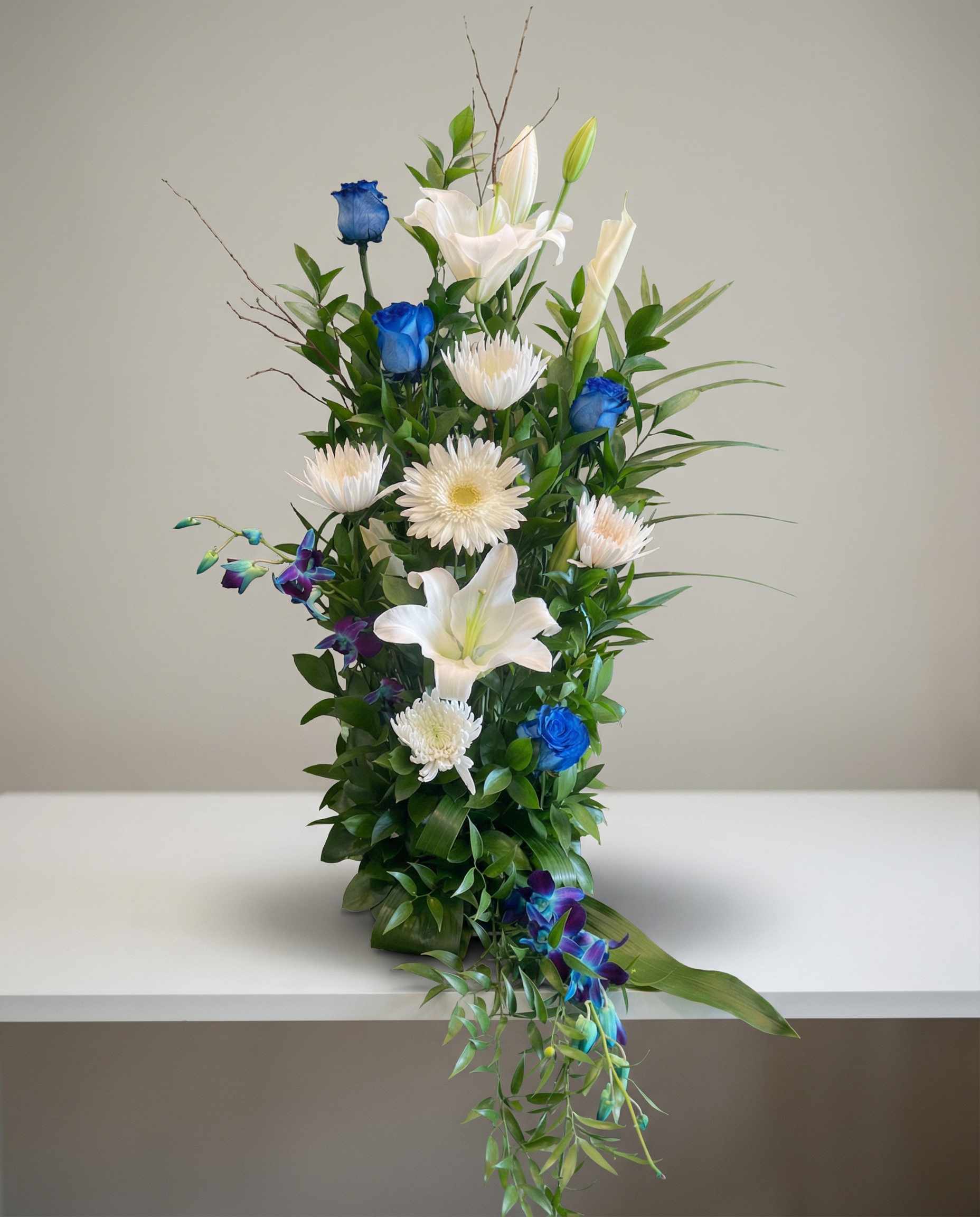 Arrangement d’urne Lueur Azurée – arrangement floral élégant réalisé par un fleuriste professionnel, fleurs fraîches et de qualité, Fleurs2