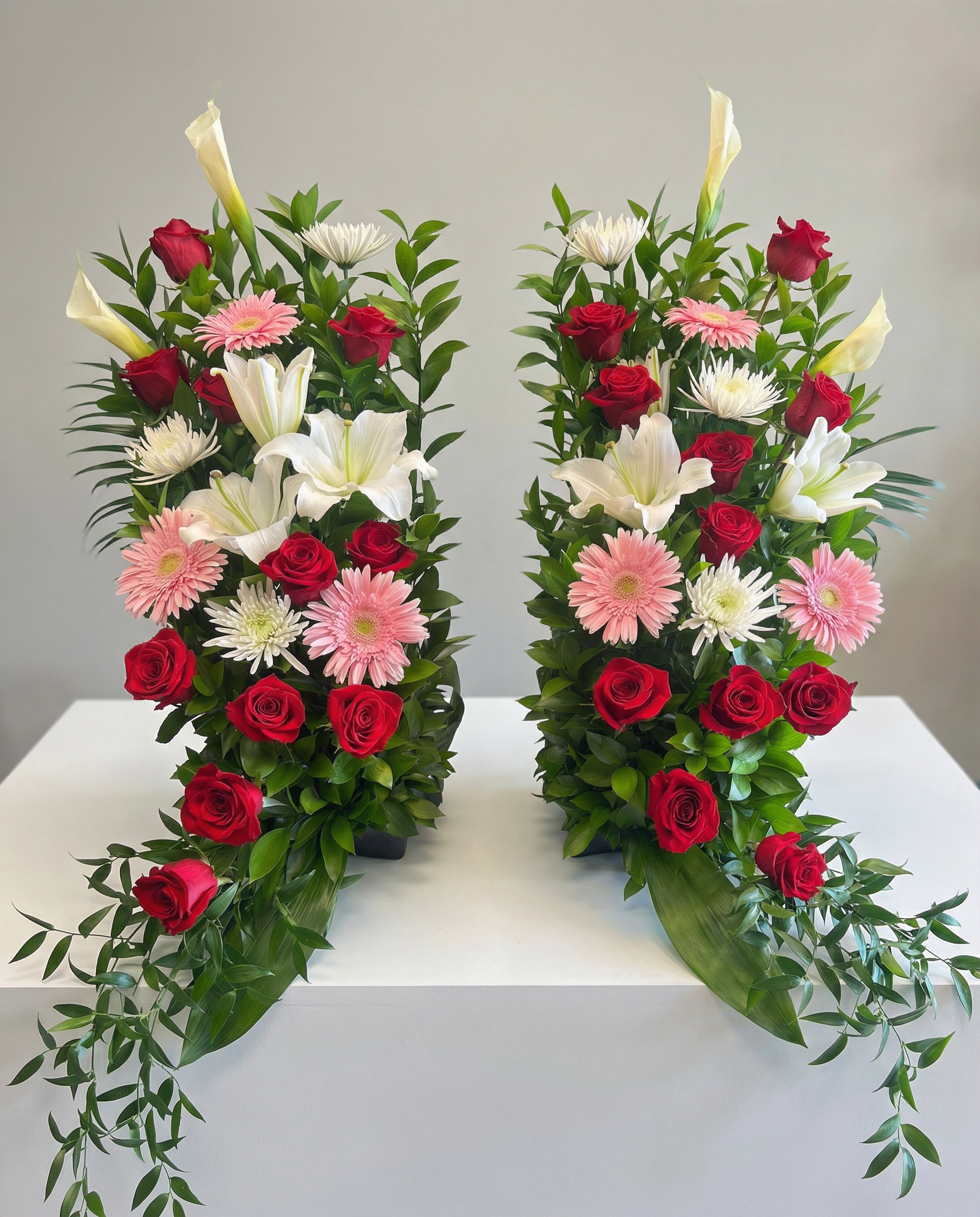 Arrangement d’urne Duo de Souvenirs – arrangement floral élégant réalisé par un fleuriste professionnel, fleurs fraîches et de qualité, Fleurs2