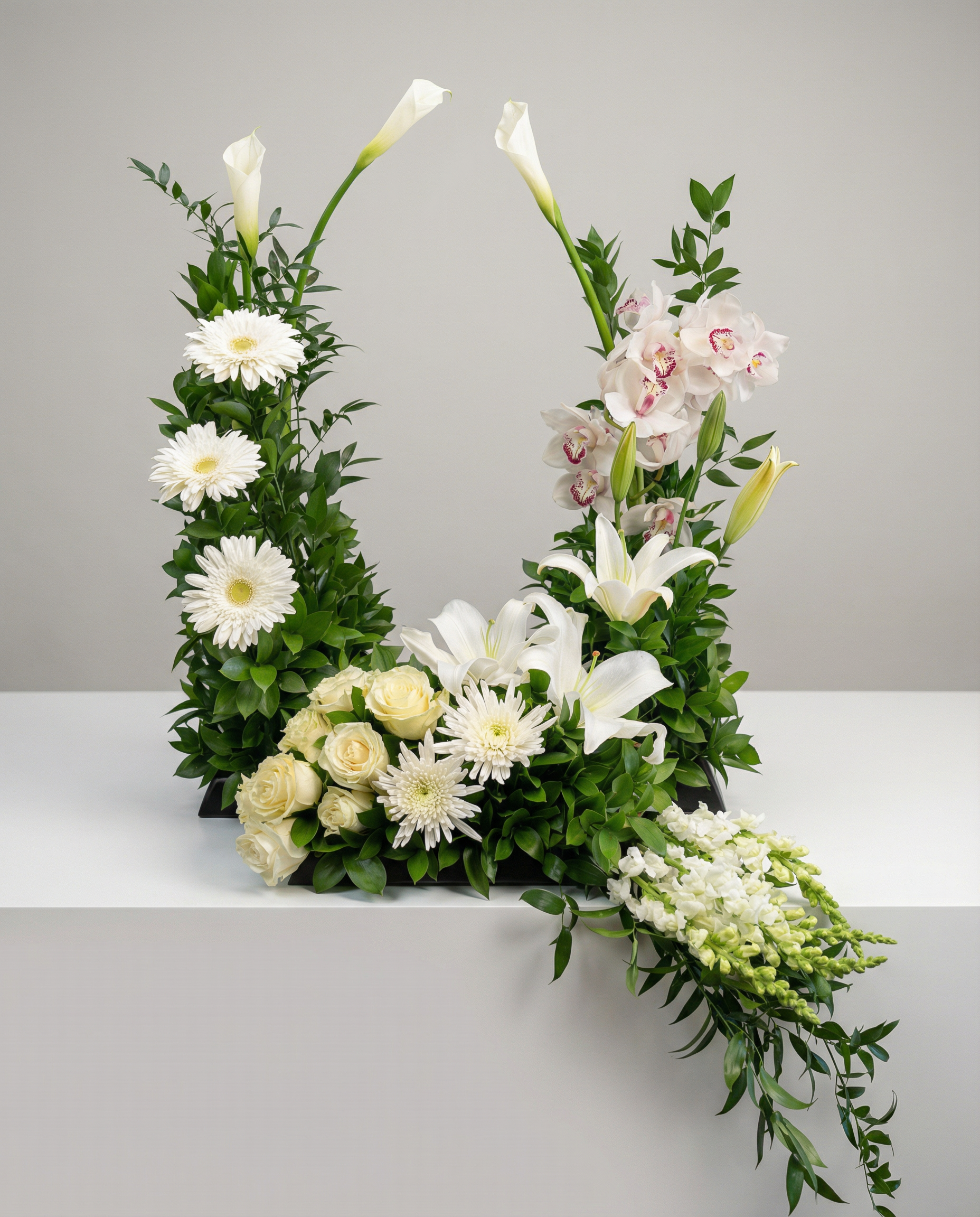 Arrangement d’urne Hommage Majestueux – arrangement floral élégant réalisé par un fleuriste professionnel, fleurs fraîches et de qualité, Fleurs2