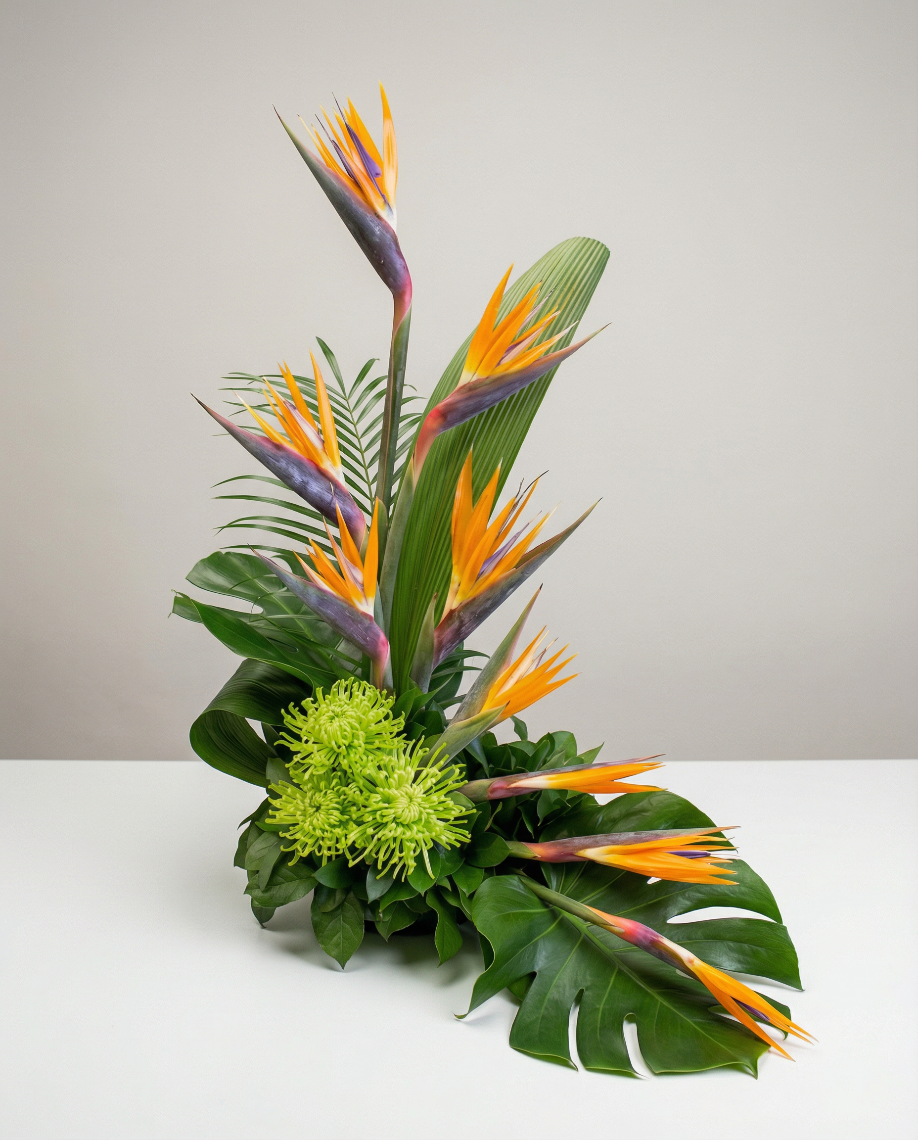 Arrangement d’urne Horizon Tropical – arrangement floral élégant réalisé par un fleuriste professionnel, fleurs fraîches et de qualité, Fleurs2