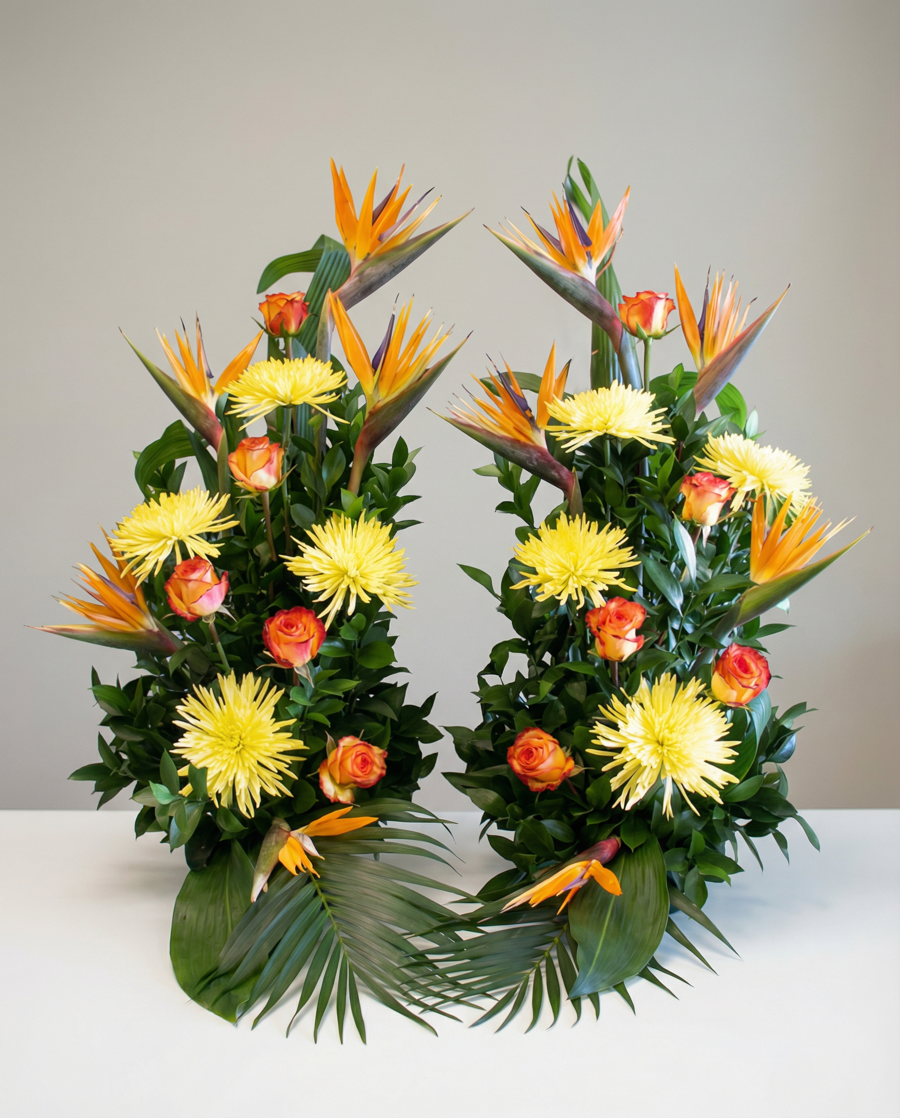 Arrangement d’urne Hommage des Îles – arrangement floral élégant réalisé par un fleuriste professionnel, fleurs fraîches et de qualité, Fleurs2