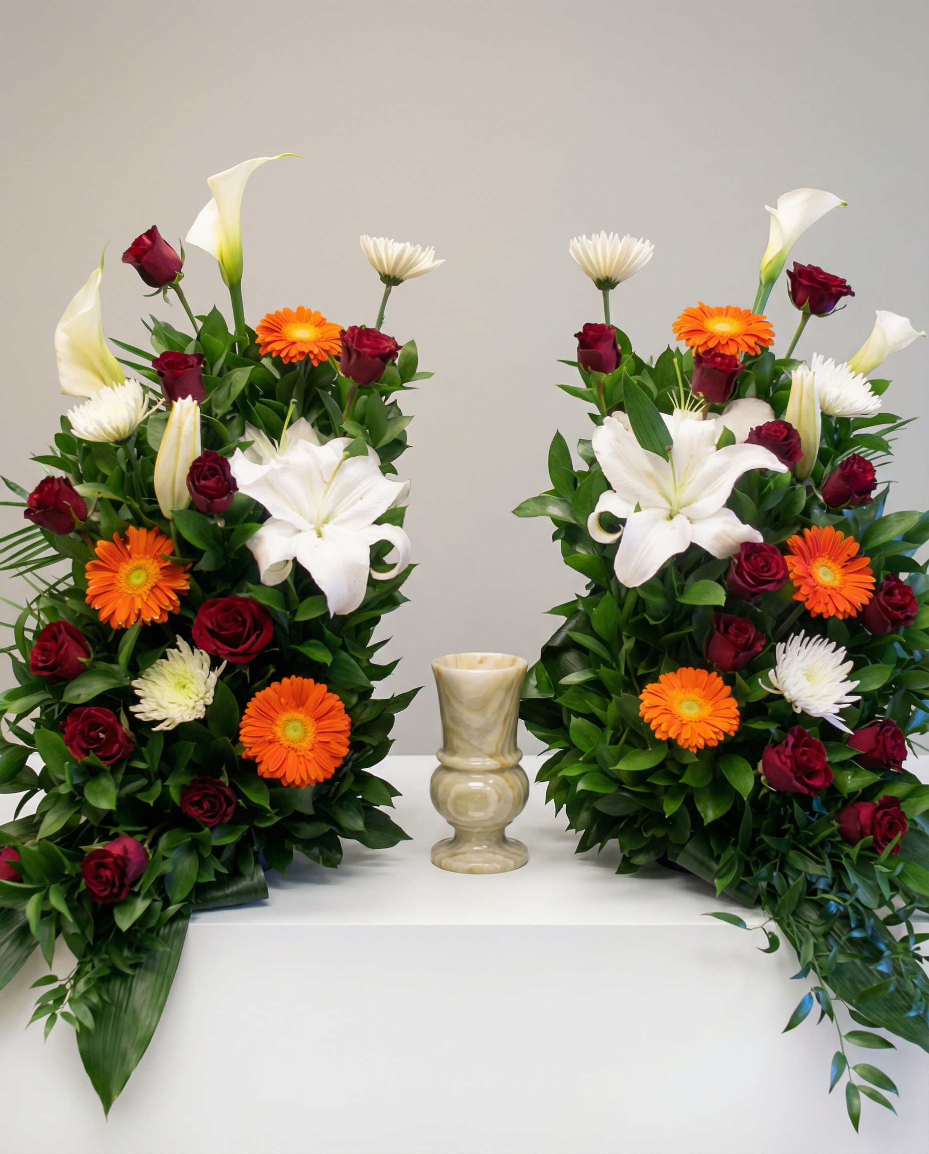 Arrangement d’urne Cérémonie Royale – arrangement floral élégant réalisé par un fleuriste professionnel, fleurs fraîches et de qualité, Fleurs2