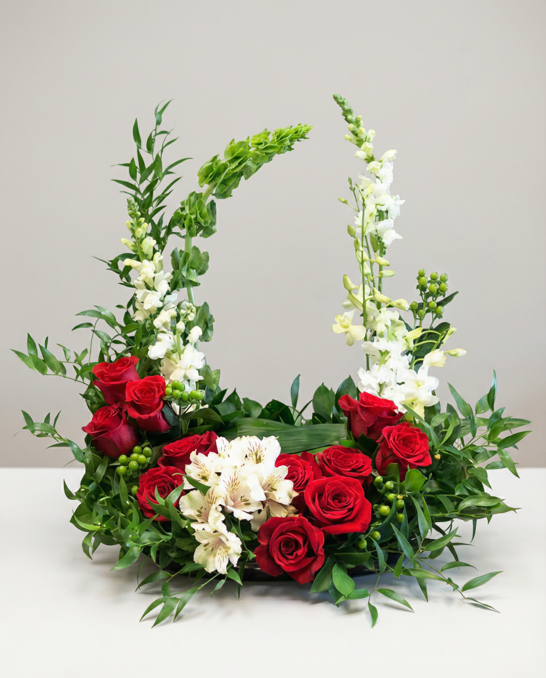 Arrangement d’urne Cœur Immortel – arrangement floral élégant réalisé par un fleuriste professionnel, fleurs fraîches et de qualité, Fleurs2