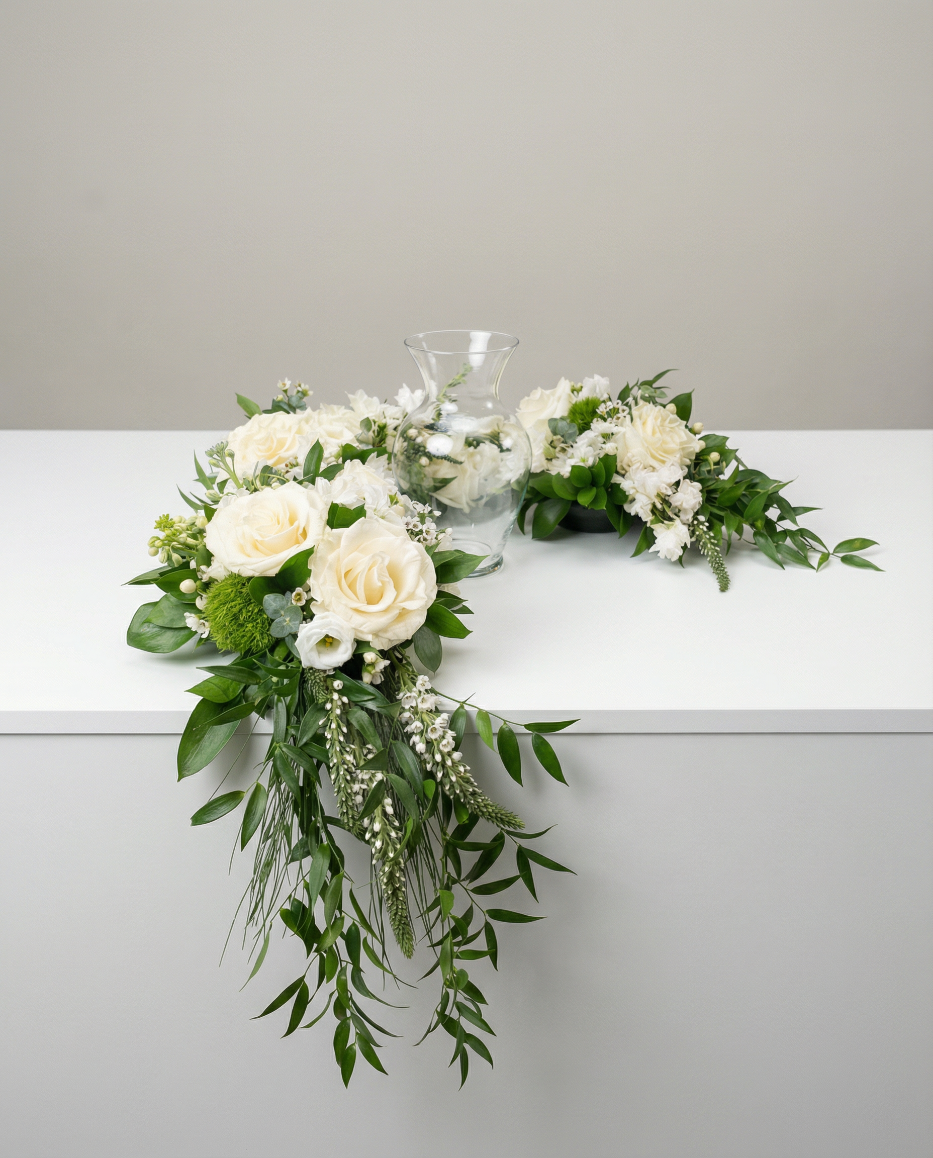 Arrangement d’urne Demi-Lune Blanche – arrangement floral élégant réalisé par un fleuriste professionnel, fleurs fraîches et de qualité, Fleurs2