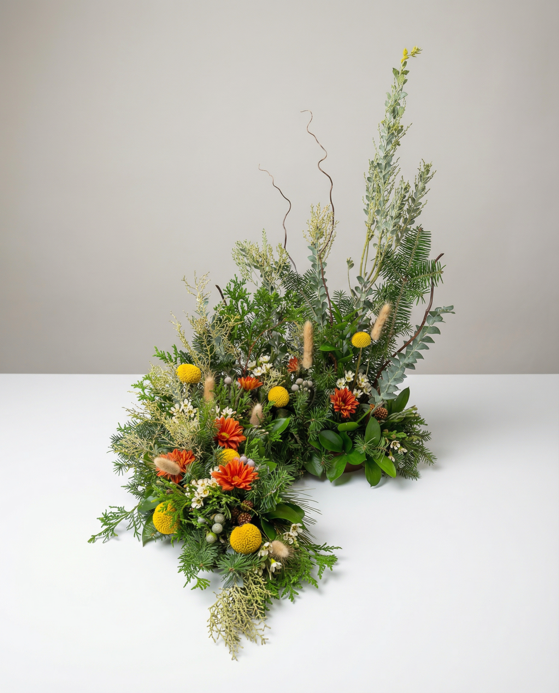 Arrangement d’urne Demi-Lune Forestière – arrangement floral élégant réalisé par un fleuriste professionnel, fleurs fraîches et de qualité, Fleurs2