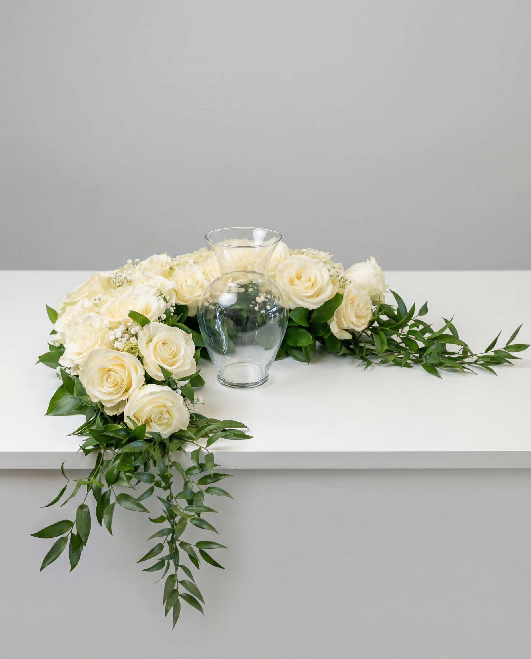 Arrangement d’urne Couronne de Souvenir – arrangement floral élégant réalisé par un fleuriste professionnel, fleurs fraîches et de qualité, Fleurs2