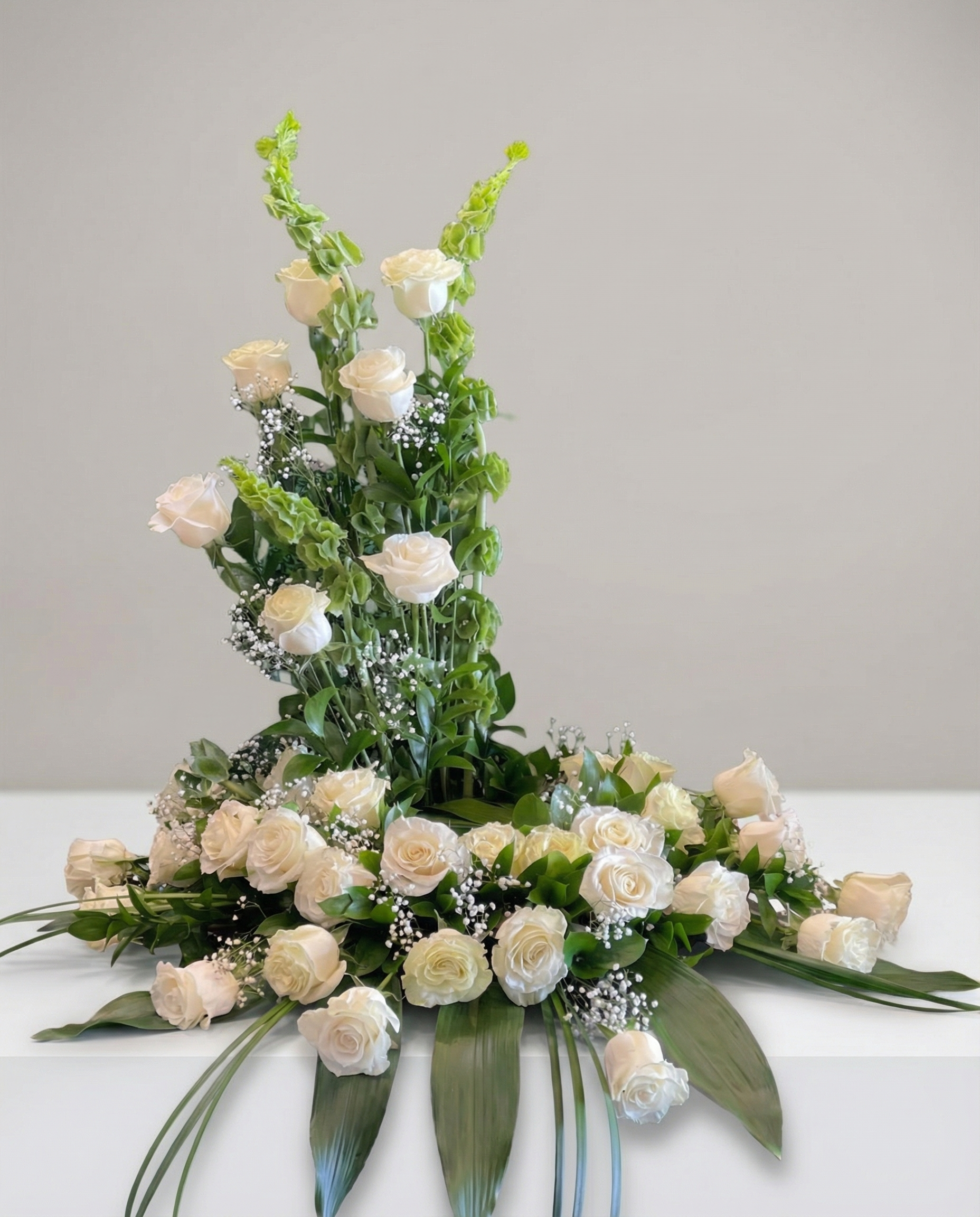 Arrangement d’urne Essence de Paix – arrangement floral élégant réalisé par un fleuriste professionnel, fleurs fraîches et de qualité, Fleurs2