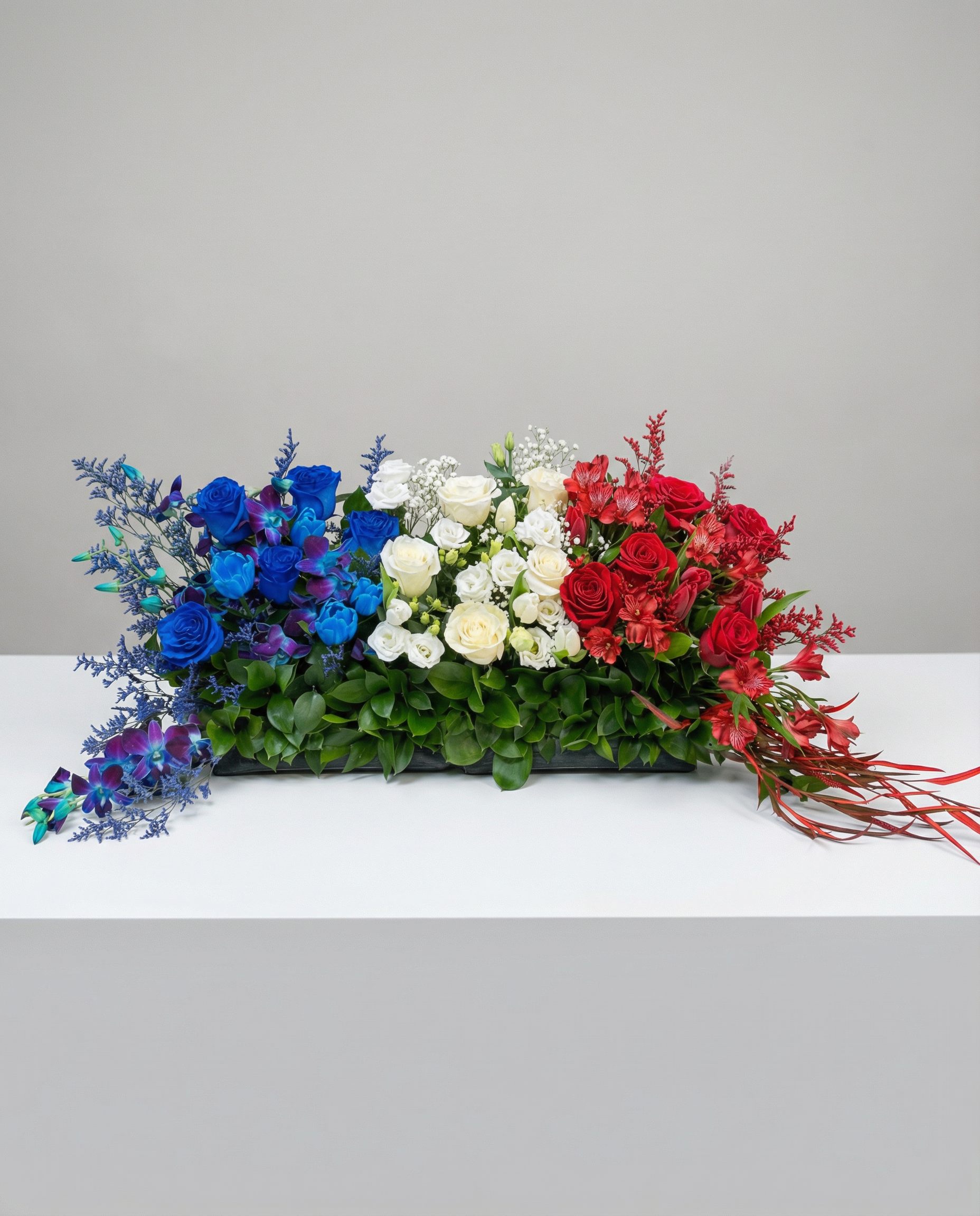 Arrangement d’urne Hommage Tricolore – arrangement floral élégant réalisé par un fleuriste professionnel, fleurs fraîches et de qualité, Fleurs2