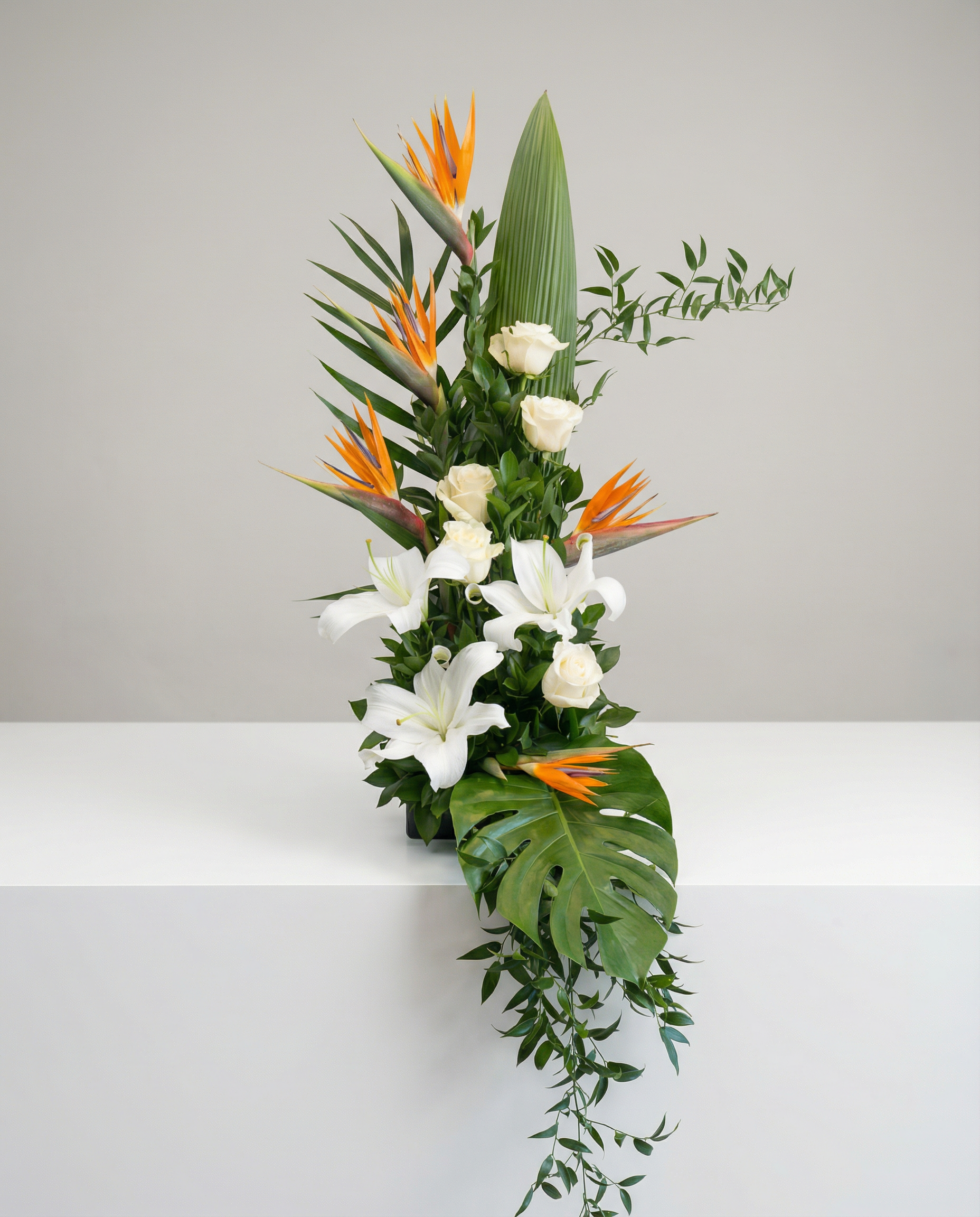 Arrangement d’urne Hymne au Ciel – arrangement floral élégant réalisé par un fleuriste professionnel, fleurs fraîches et de qualité, Fleurs2