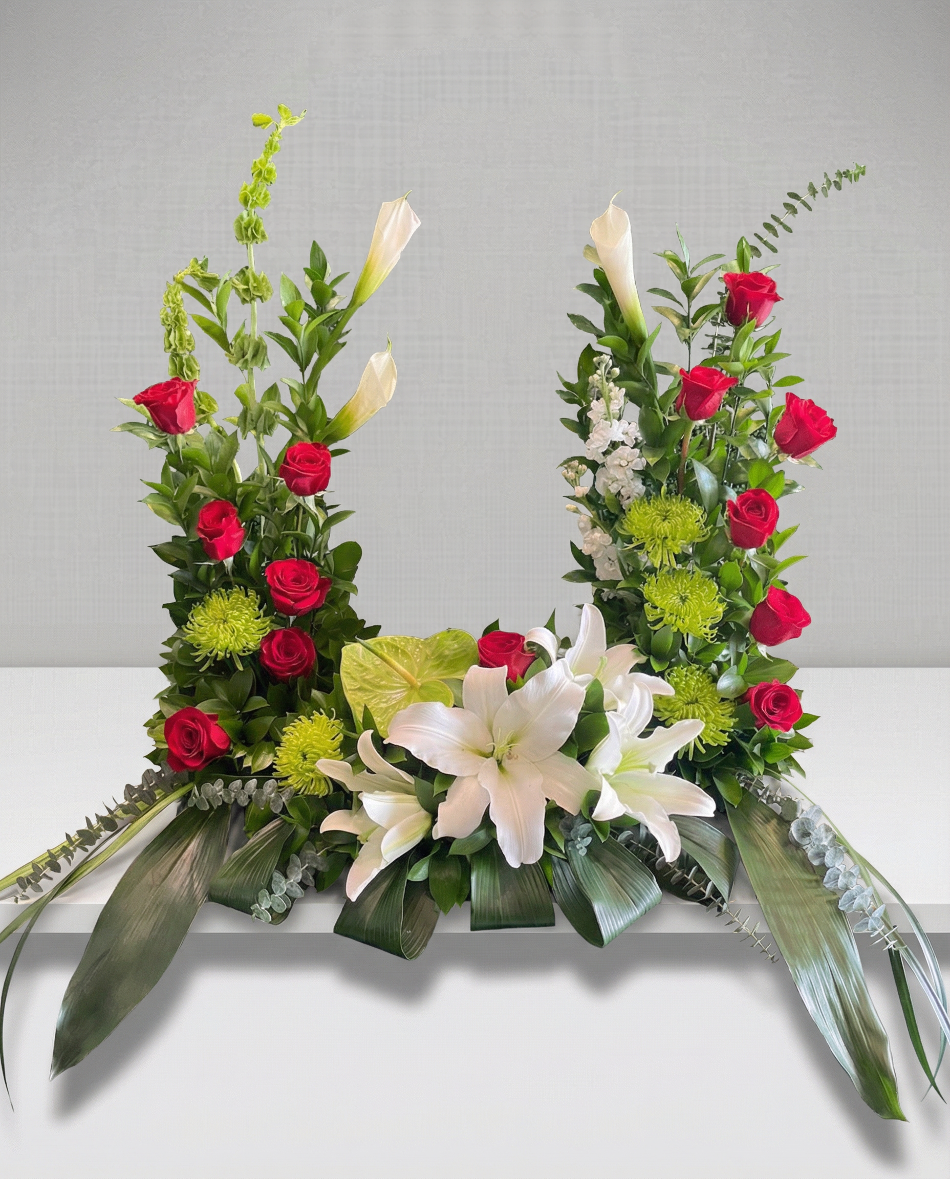 Arrangement d’urne Amour Solennel – arrangement floral élégant réalisé par un fleuriste professionnel, fleurs fraîches et de qualité, Fleurs2
