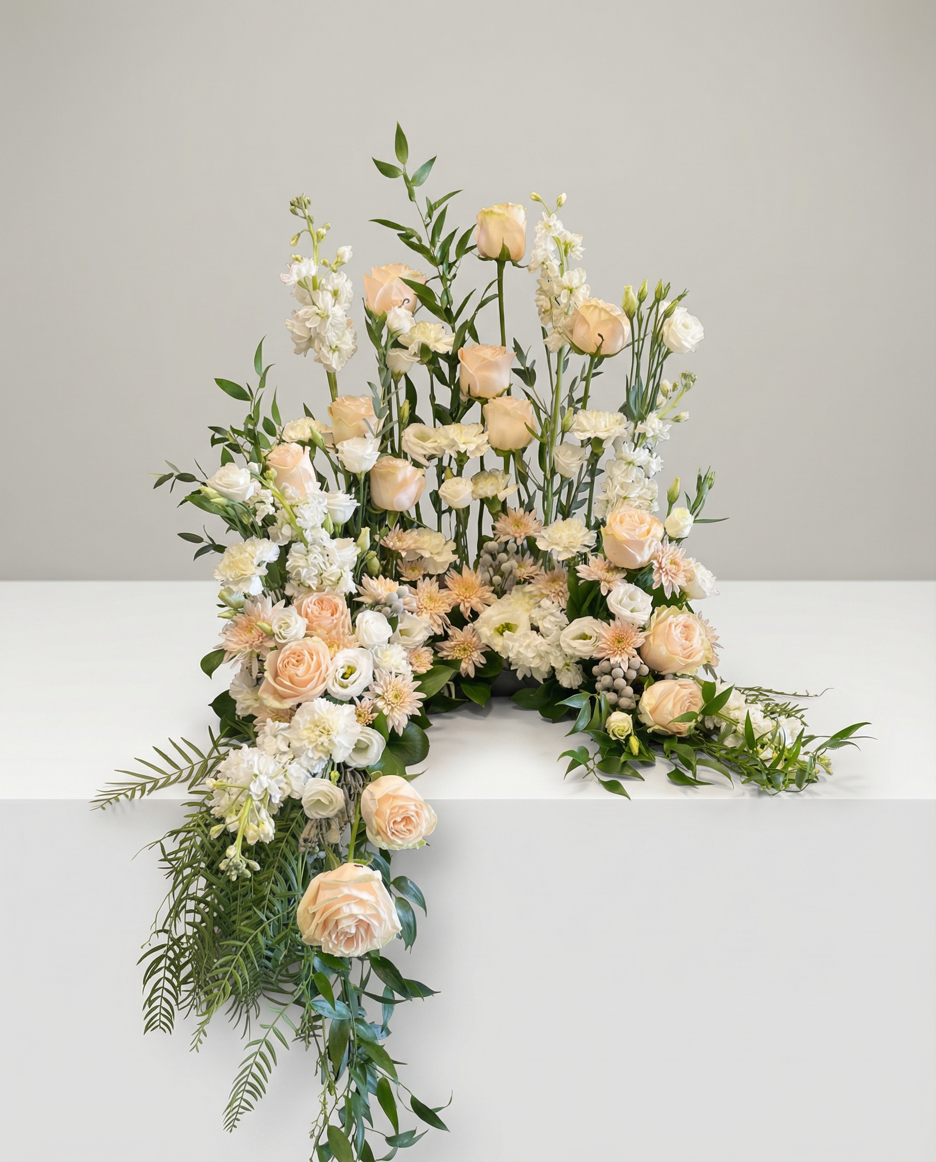 Arrangement d’urne Demi-Lune Pastel – arrangement floral élégant réalisé par un fleuriste professionnel, fleurs fraîches et de qualité, Fleurs2