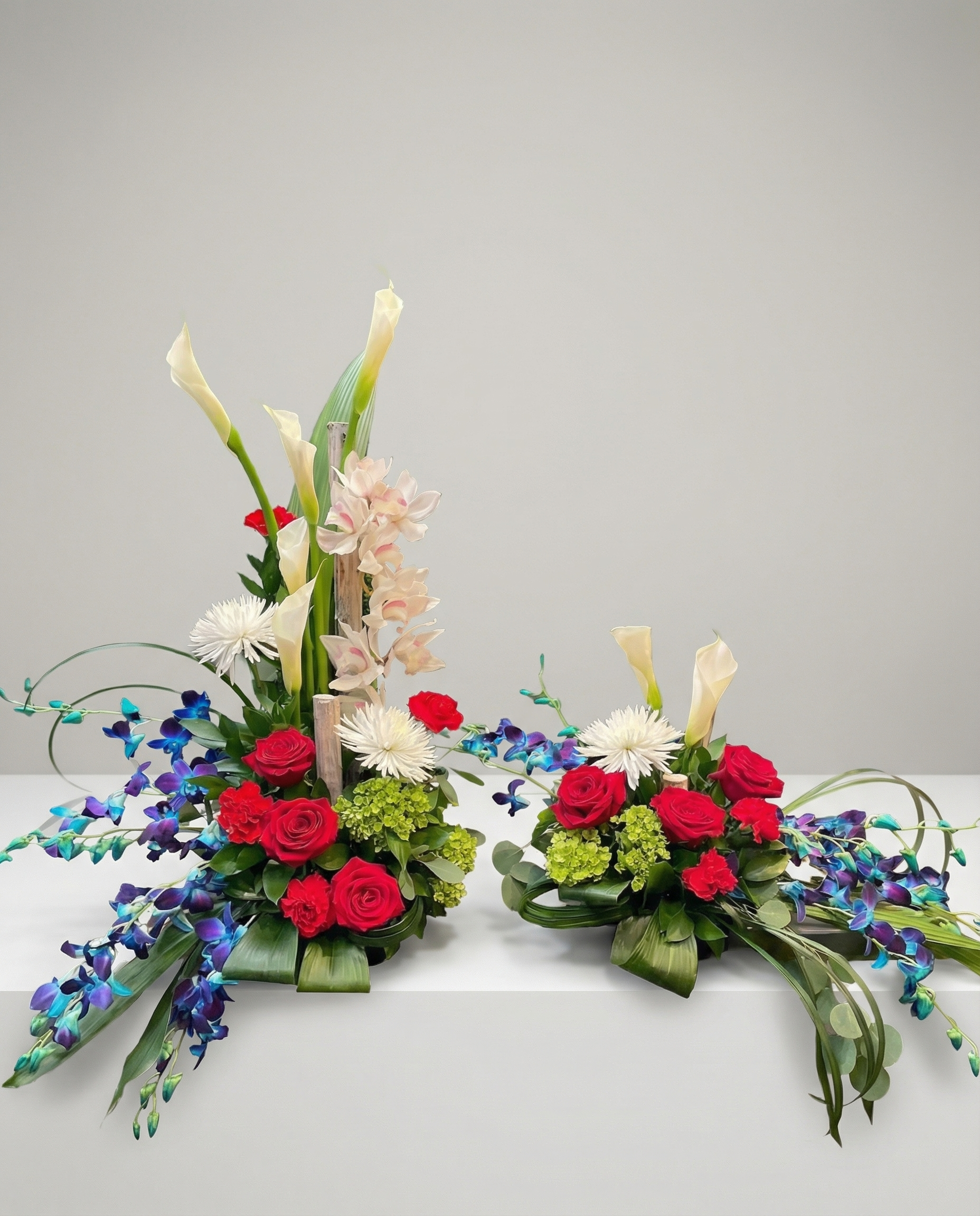 Arrangement d’urne Amour Noble – arrangement floral élégant réalisé par un fleuriste professionnel, fleurs fraîches et de qualité, Fleurs2