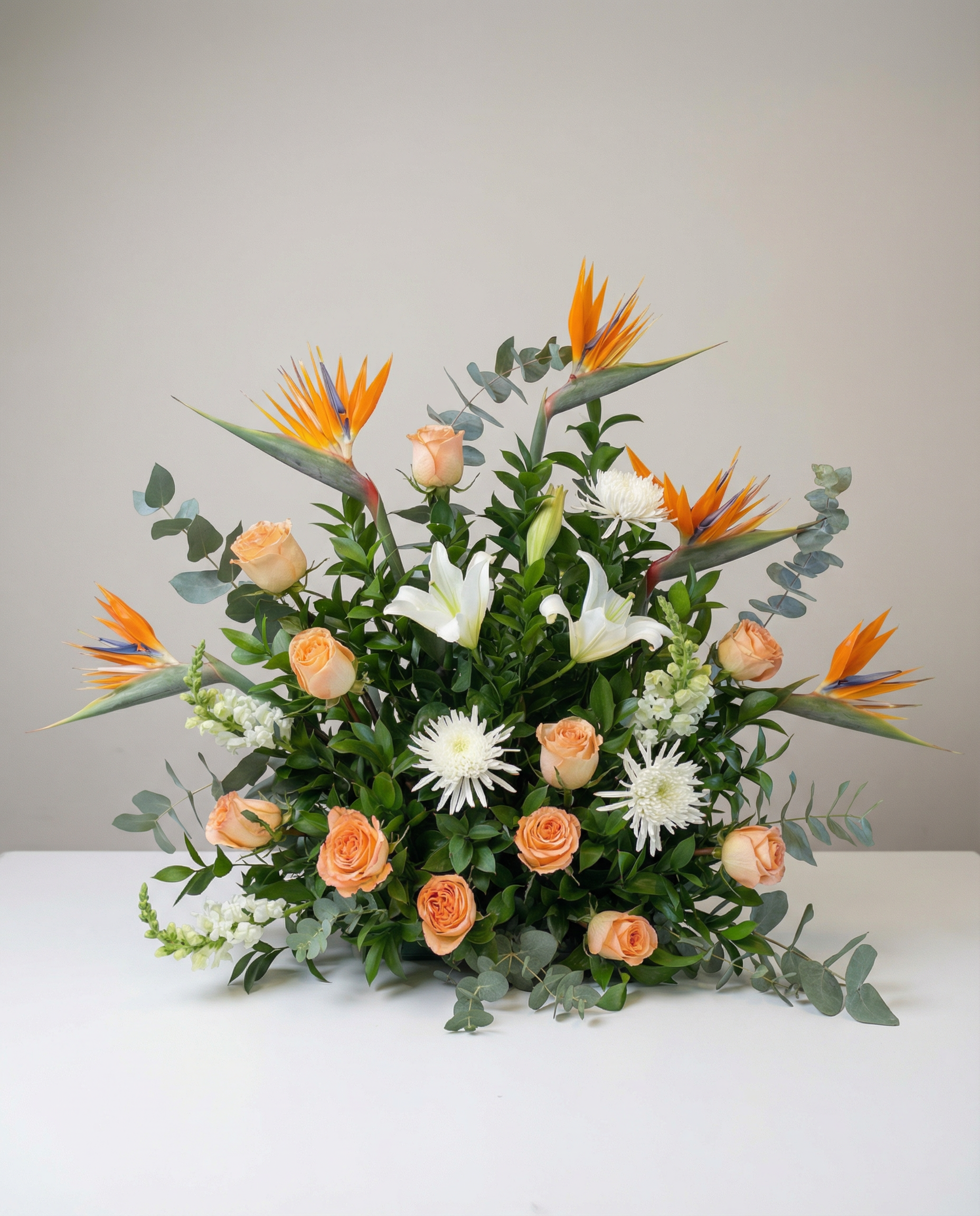 Arrangement d’urne Souffle d’Aurore – arrangement floral élégant réalisé par un fleuriste professionnel, fleurs fraîches et de qualité, Fleurs2