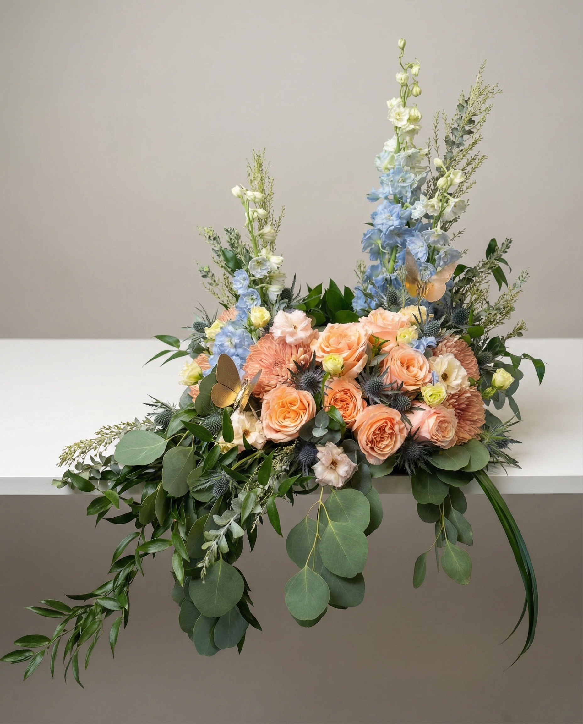 Arrangement d’urne Jardin Céleste – arrangement floral élégant réalisé par un fleuriste professionnel, fleurs fraîches et de qualité, Fleurs2