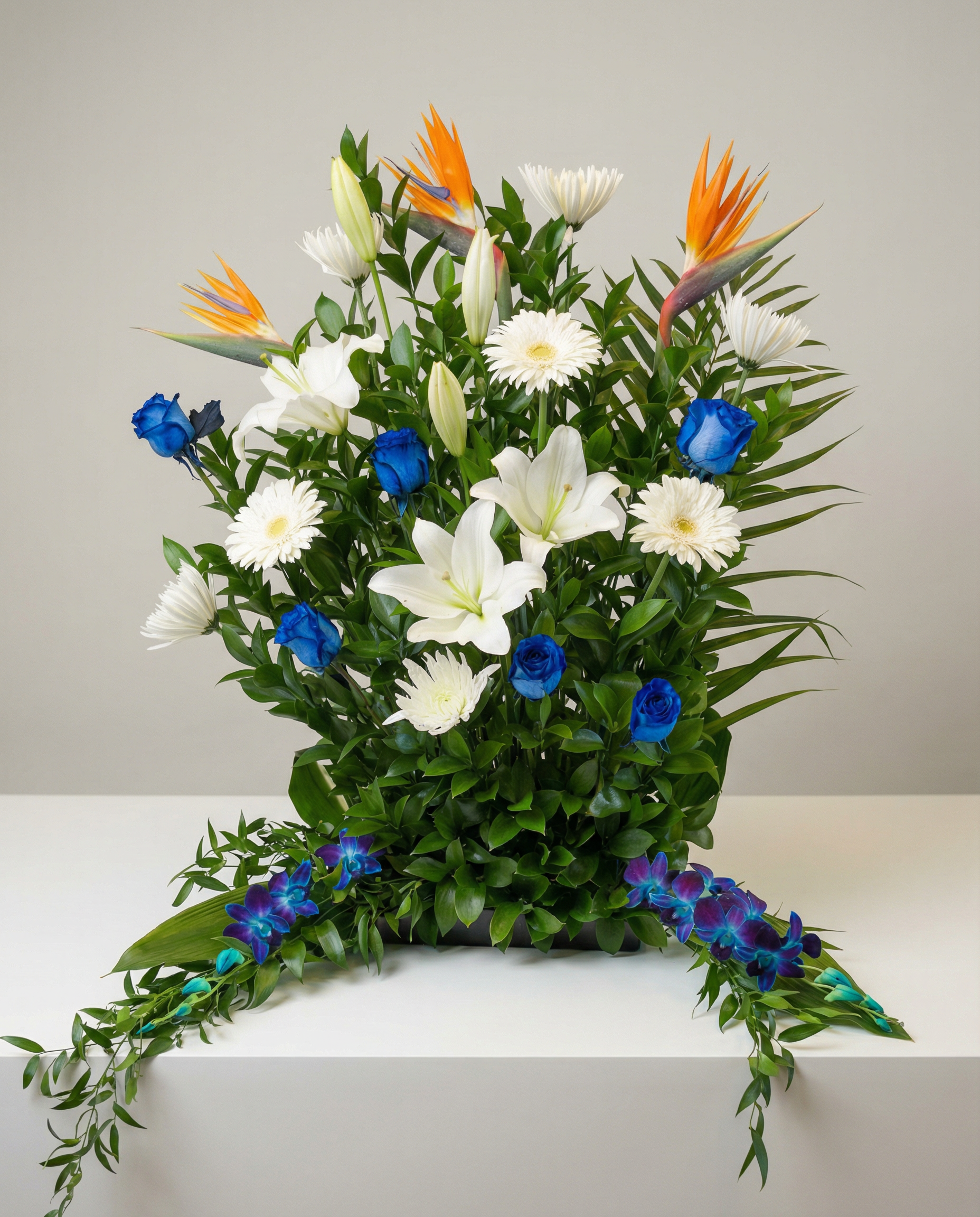 Arrangement d’urne Bleu Sérénité – arrangement floral élégant réalisé par un fleuriste professionnel, fleurs fraîches et de qualité, Fleurs2