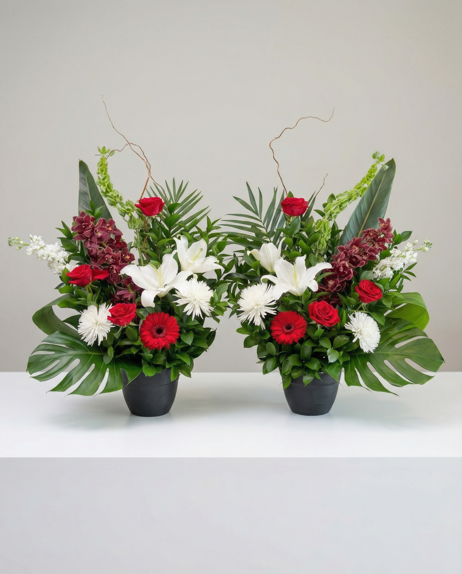 Corbeille funéraire Hommage Royal – arrangement floral élégant réalisé par un fleuriste professionnel, fleurs fraîches et de qualité, Fleurs2