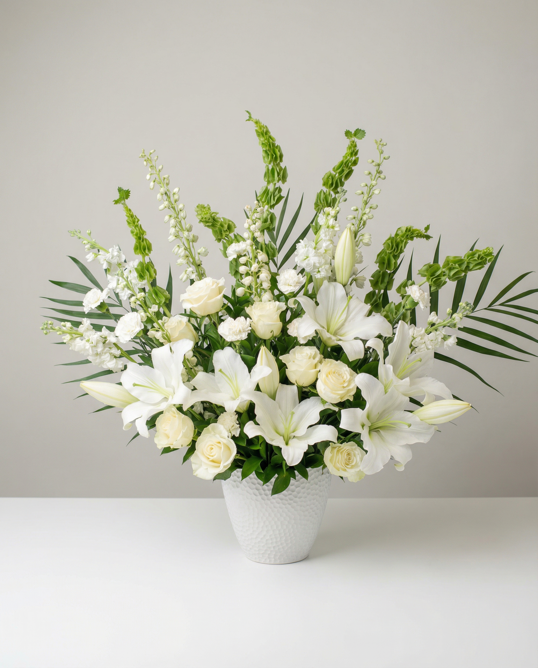 Corbeille funéraire Harmonie Céleste – arrangement floral élégant réalisé par un fleuriste professionnel, fleurs fraîches et de qualité, Fleurs2