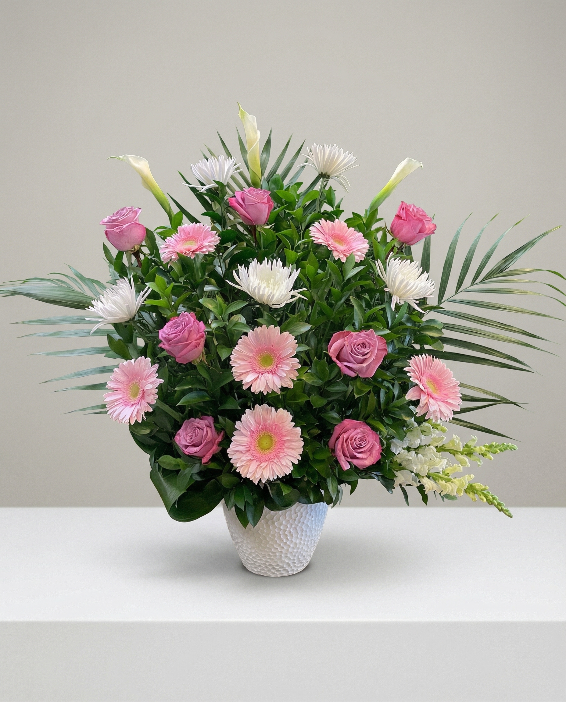 Corbeille funéraire Tendresse Florale – arrangement floral élégant réalisé par un fleuriste professionnel, fleurs fraîches et de qualité, Fleurs2