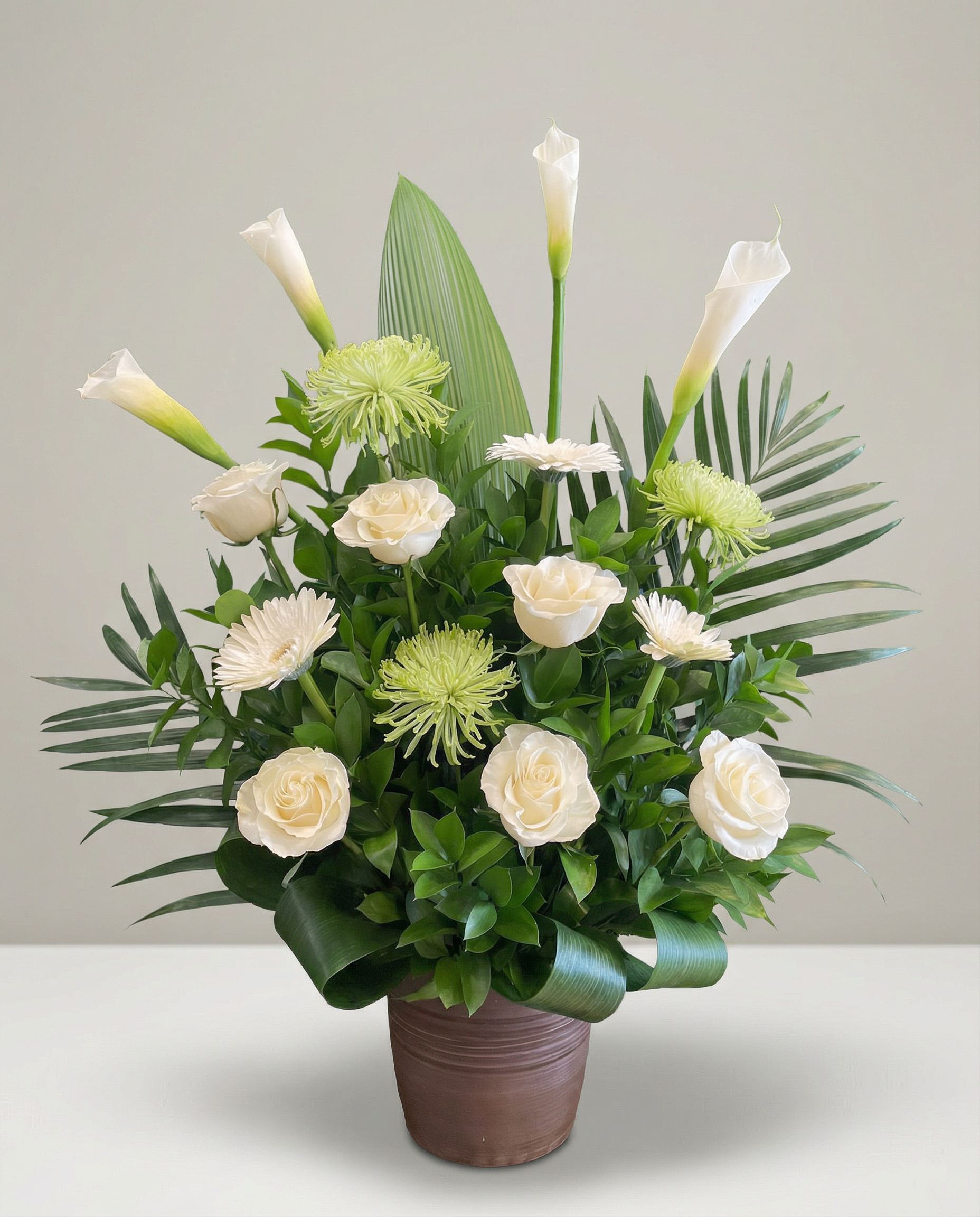 Corbeille funéraire Zen – arrangement floral élégant réalisé par un fleuriste professionnel, fleurs fraîches et de qualité, Fleurs2