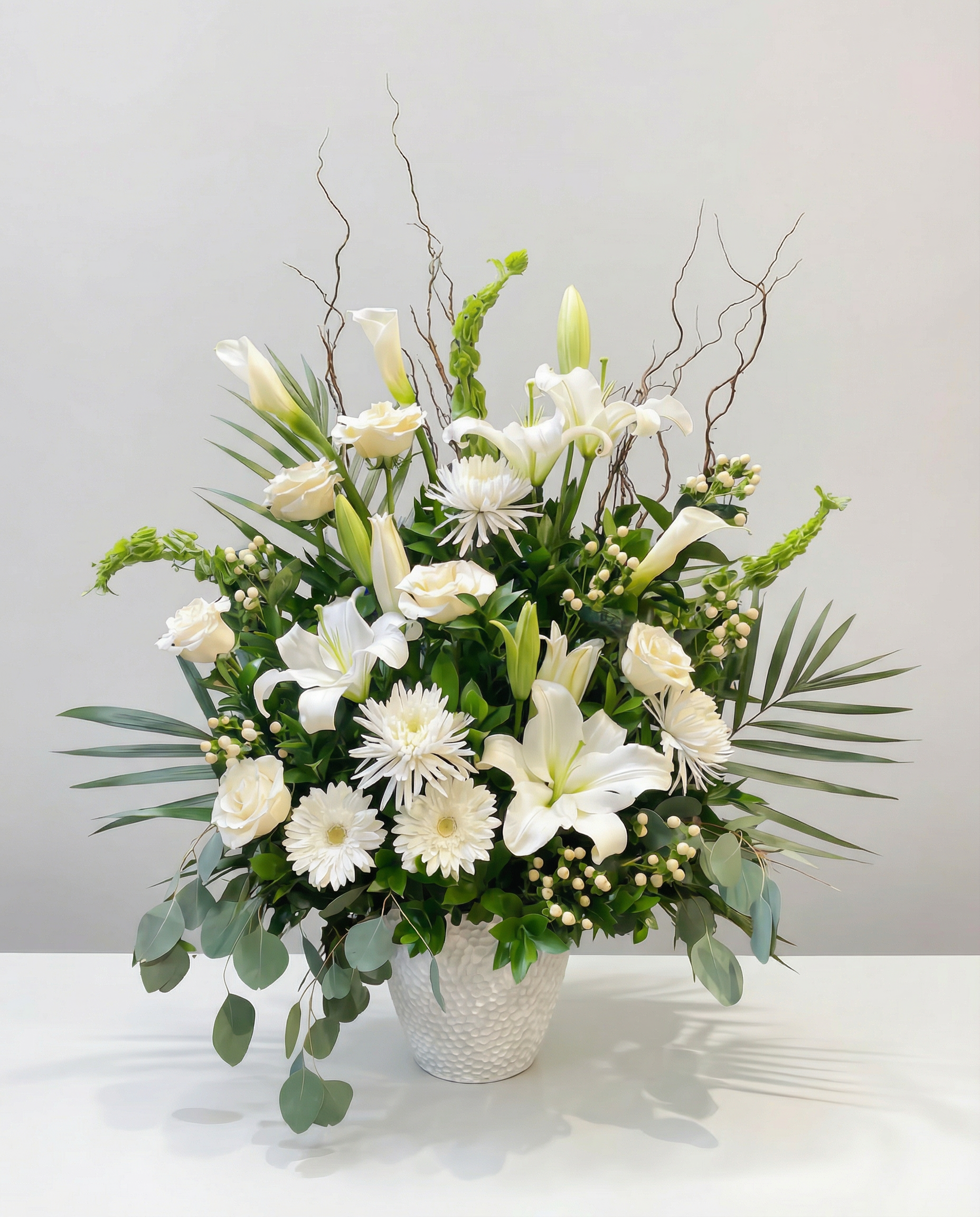 Corbeille funéraire Hommage en Blanc – arrangement floral élégant réalisé par un fleuriste professionnel, fleurs fraîches et de qualité, Fleurs2