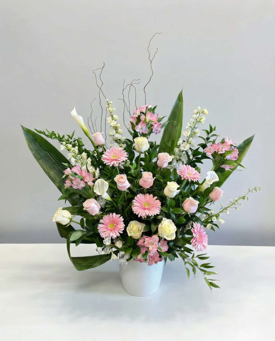 Corbeille funéraire Rosée d’Adieu – arrangement floral élégant réalisé par un fleuriste professionnel, fleurs fraîches et de qualité, Fleurs2