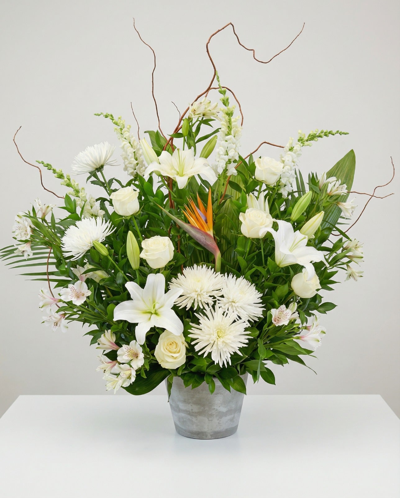 Corbeille funéraire Chant de l’oiseau – arrangement floral élégant réalisé par un fleuriste professionnel, fleurs fraîches et de qualité, Fleurs2