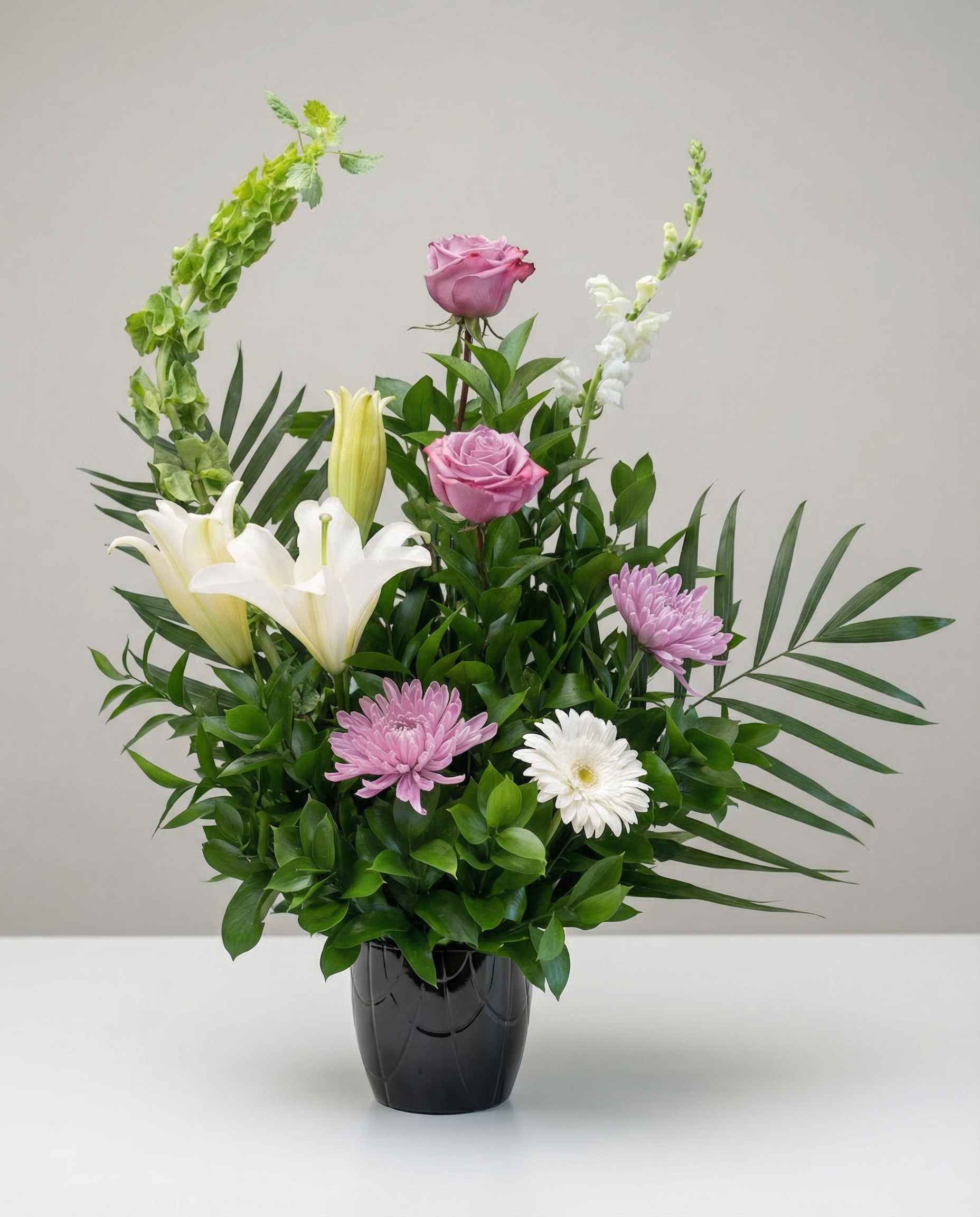 Corbeille funéraire Voile de Sérénité – arrangement floral élégant réalisé par un fleuriste professionnel, fleurs fraîches et de qualité, Fleurs2