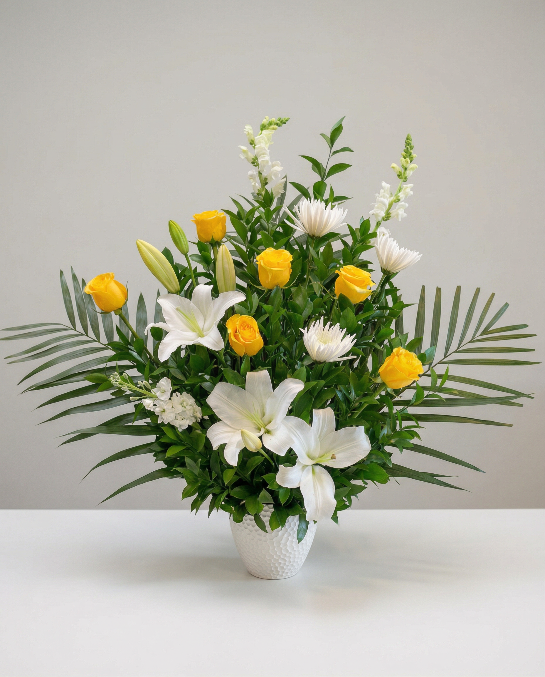 Corbeille funéraire Symphonie en blanc et jaune – arrangement floral élégant réalisé par un fleuriste professionnel, fleurs fraîches et de qualité, Fleurs2