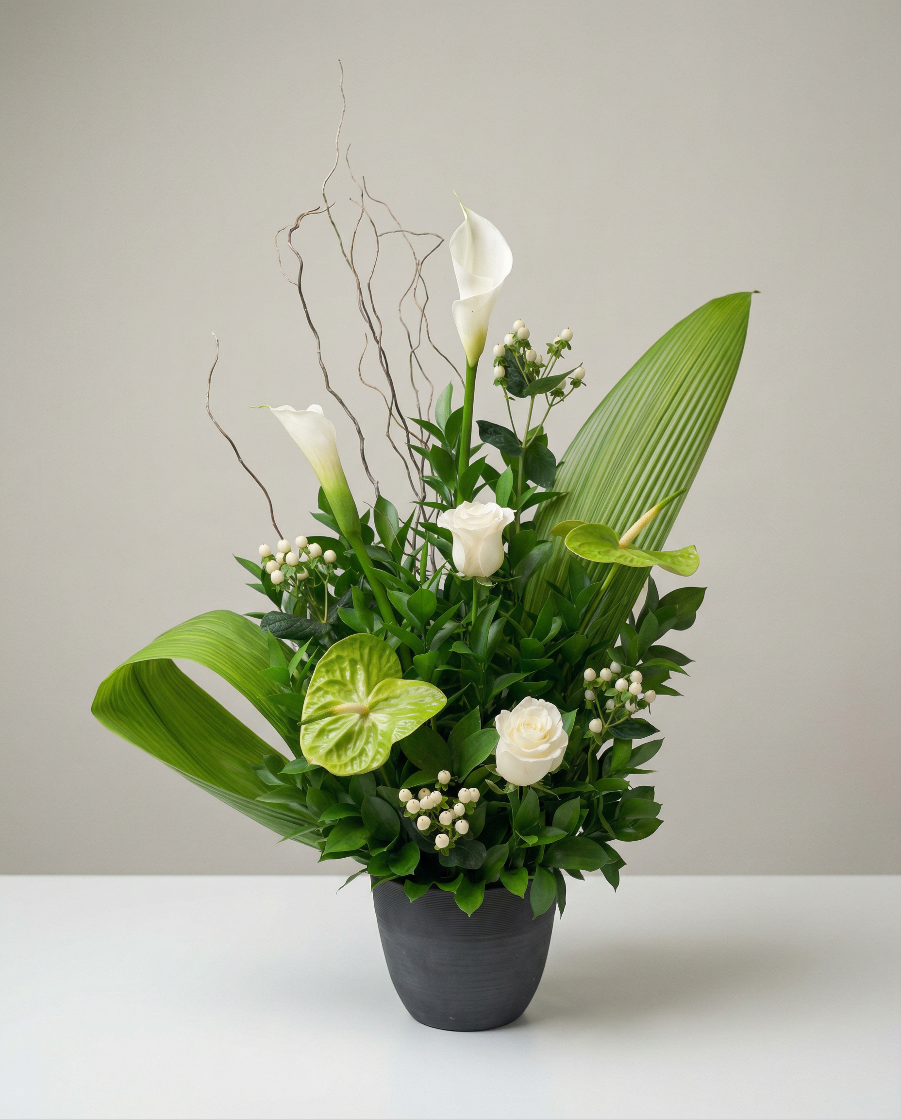 Corbeille funéraire Élégance Pure – arrangement floral élégant réalisé par un fleuriste professionnel, fleurs fraîches et de qualité, Fleurs2