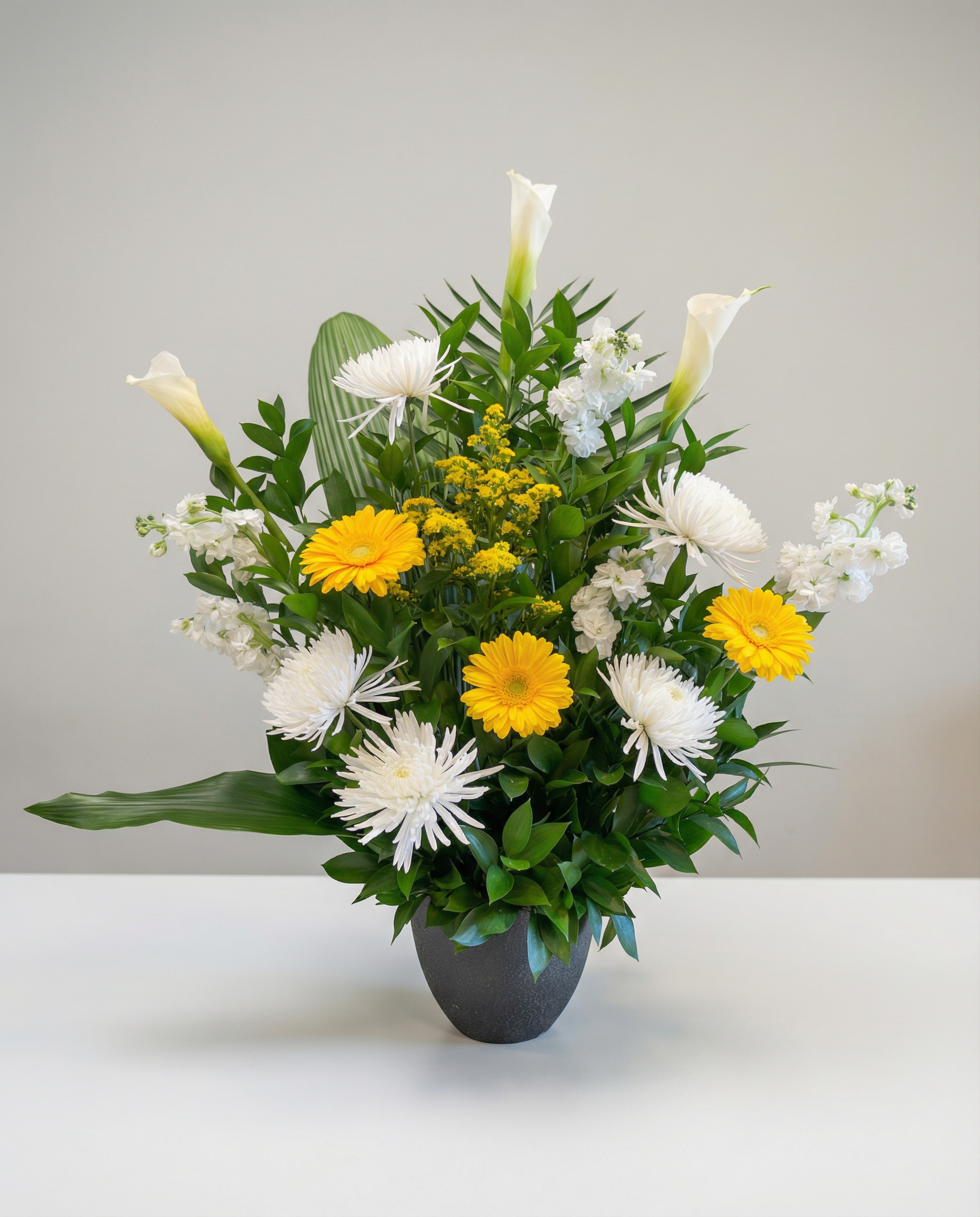 Corbeille funéraire Lumière Apaisante – arrangement floral élégant réalisé par un fleuriste professionnel, fleurs fraîches et de qualité, Fleurs2