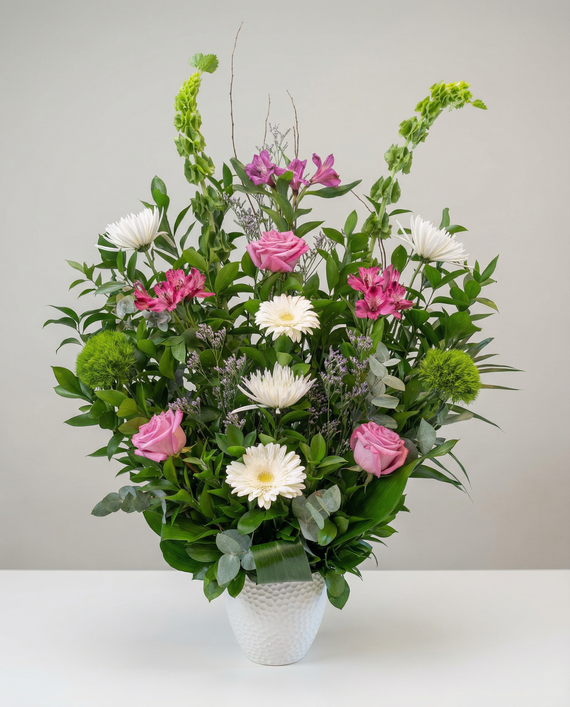 Corbeille funéraire Cœur Tranquille – arrangement floral élégant réalisé par un fleuriste professionnel, fleurs fraîches et de qualité, Fleurs2