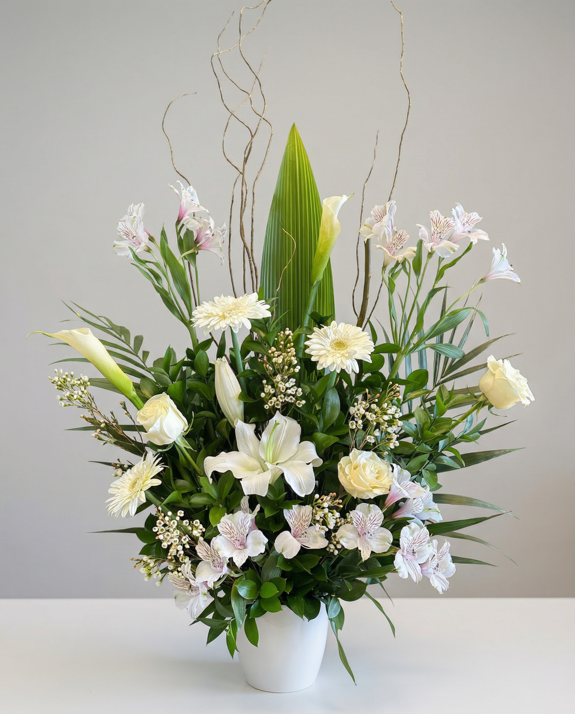 Corbeille funéraire Douce paix – arrangement floral élégant réalisé par un fleuriste professionnel, fleurs fraîches et de qualité, Fleurs2