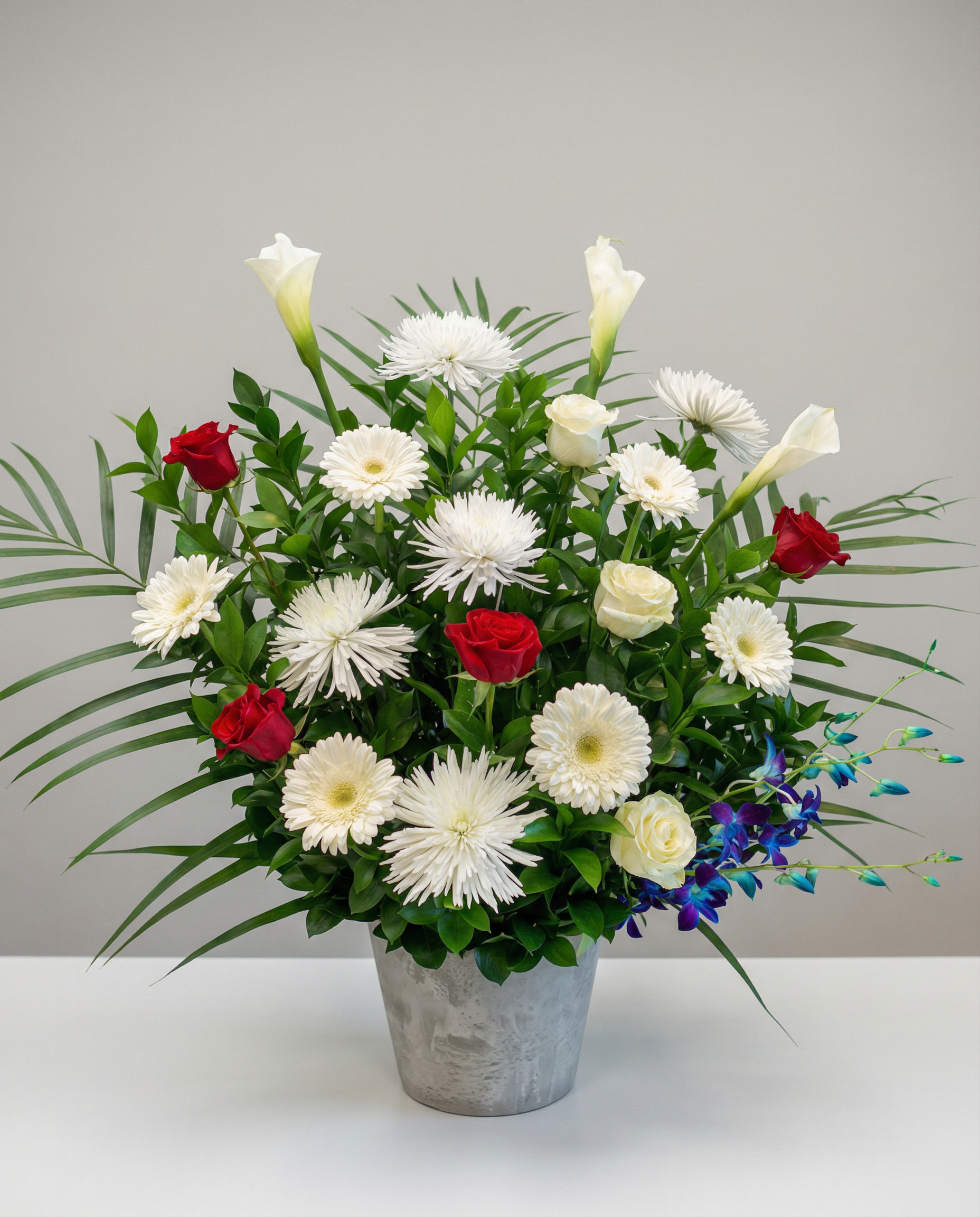 Corbeille funéraire Éclat de Souvenir – arrangement floral élégant réalisé par un fleuriste professionnel, fleurs fraîches et de qualité, Fleurs2
