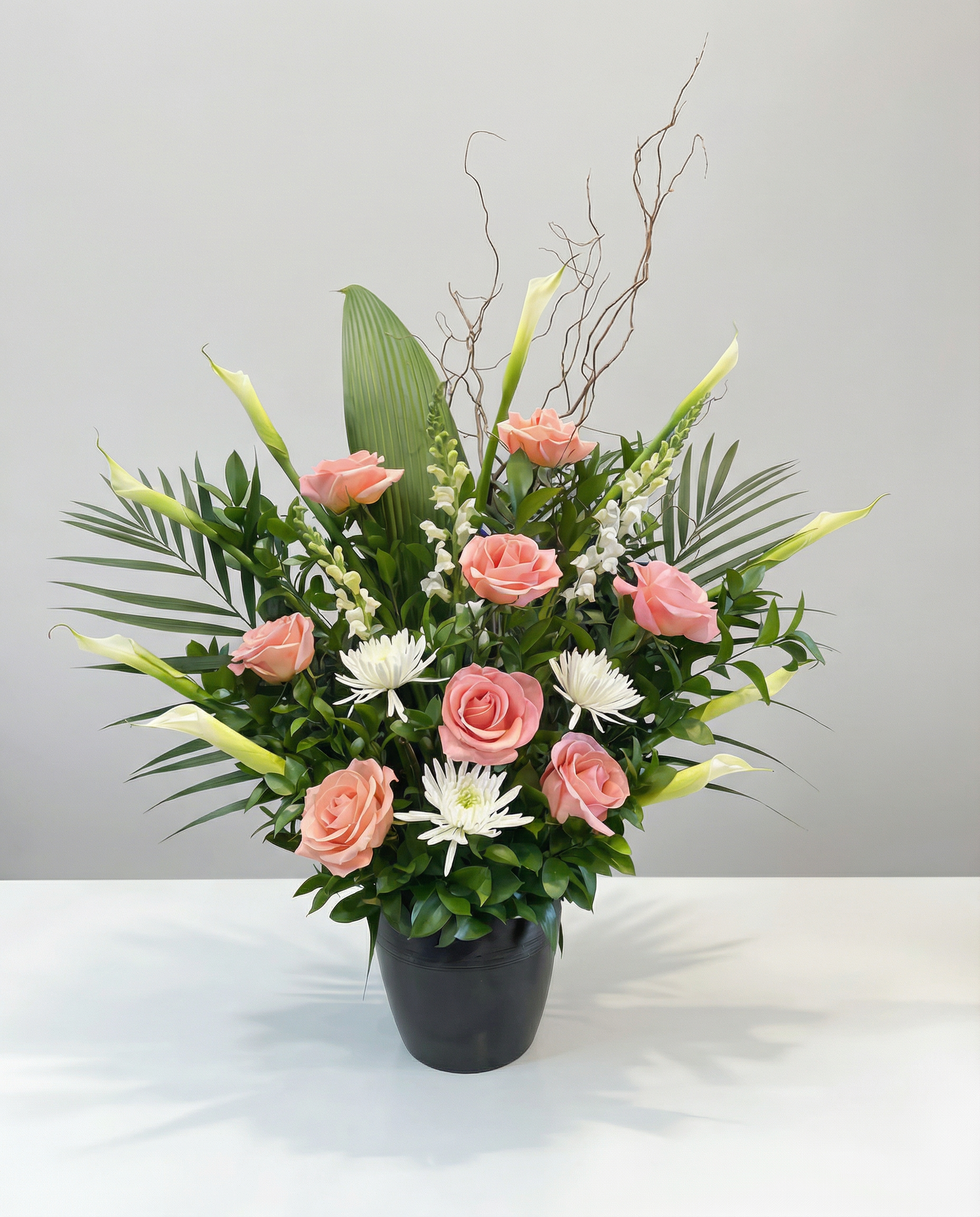 Corbeille funéraire Prière Florale – arrangement floral élégant réalisé par un fleuriste professionnel, fleurs fraîches et de qualité, Fleurs2