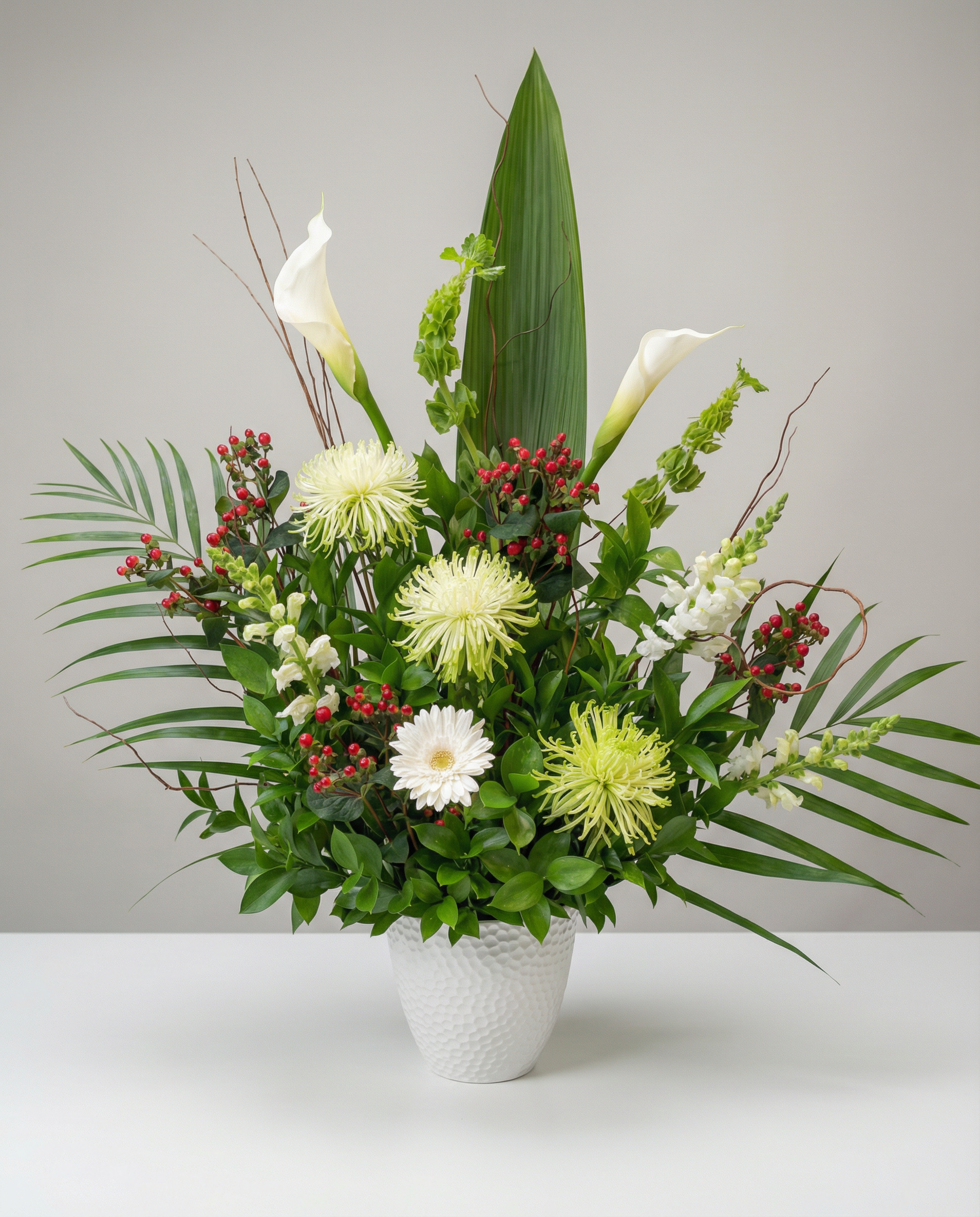 Corbeille funéraire Paix Naturelle – arrangement floral élégant réalisé par un fleuriste professionnel, fleurs fraîches et de qualité, Fleurs2