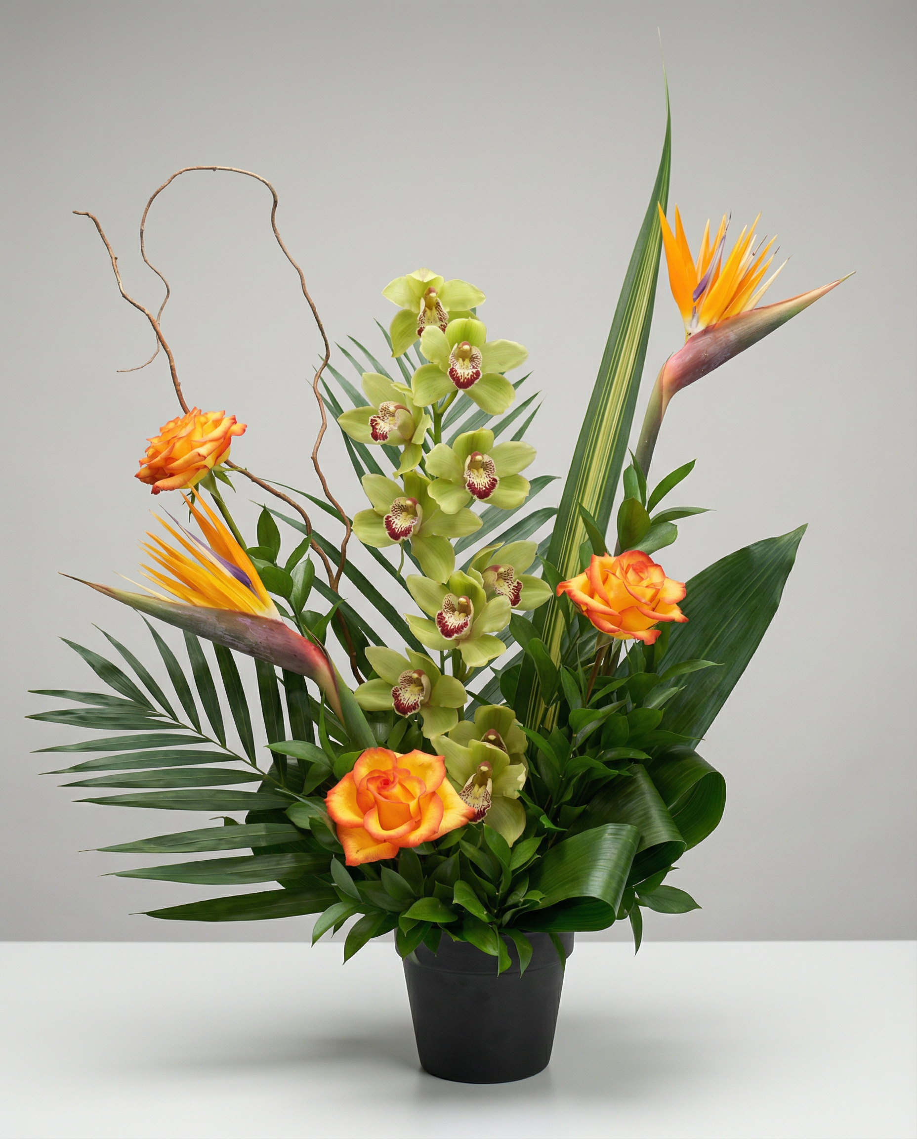 Corbeille funéraire Souffle Exotique – arrangement floral élégant réalisé par un fleuriste professionnel, fleurs fraîches et de qualité, Fleurs2