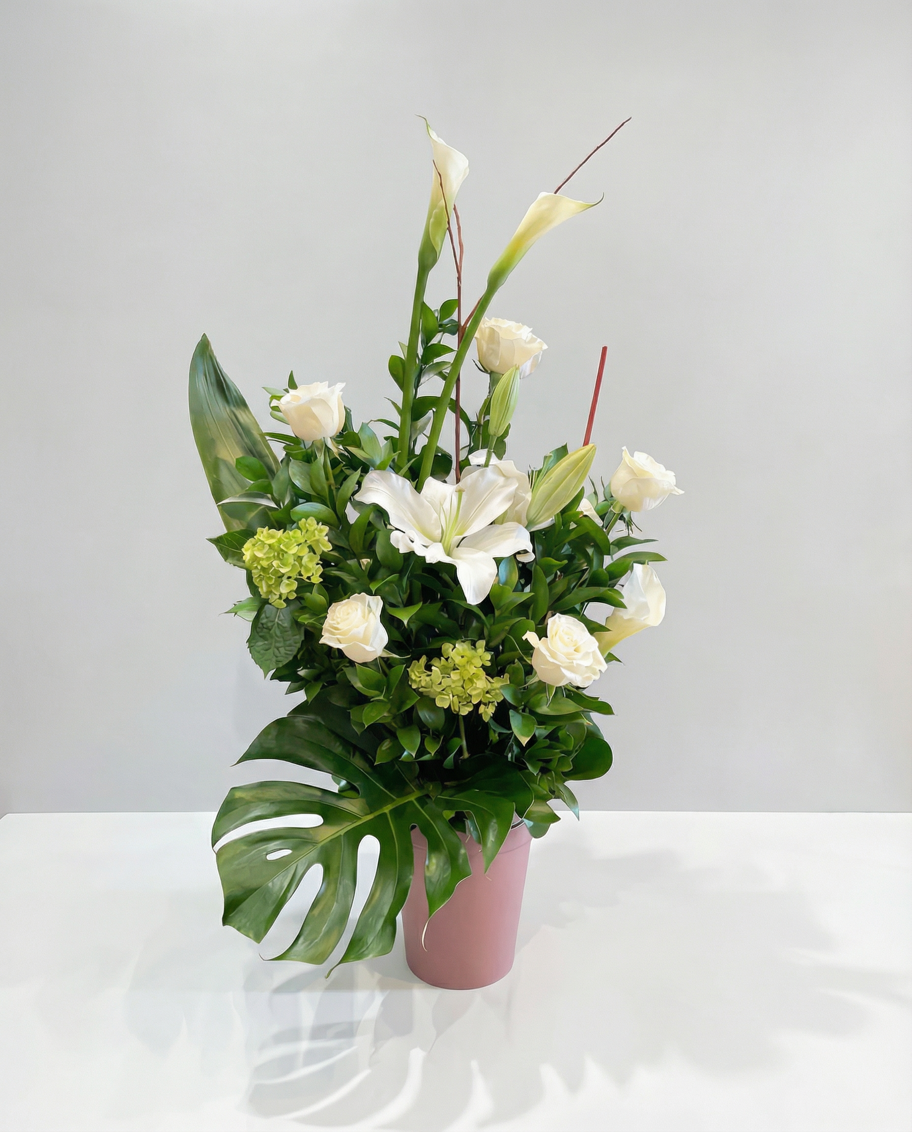 Corbeille funéraire Élégance Blanche – arrangement floral élégant réalisé par un fleuriste professionnel, fleurs fraîches et de qualité, Fleurs2