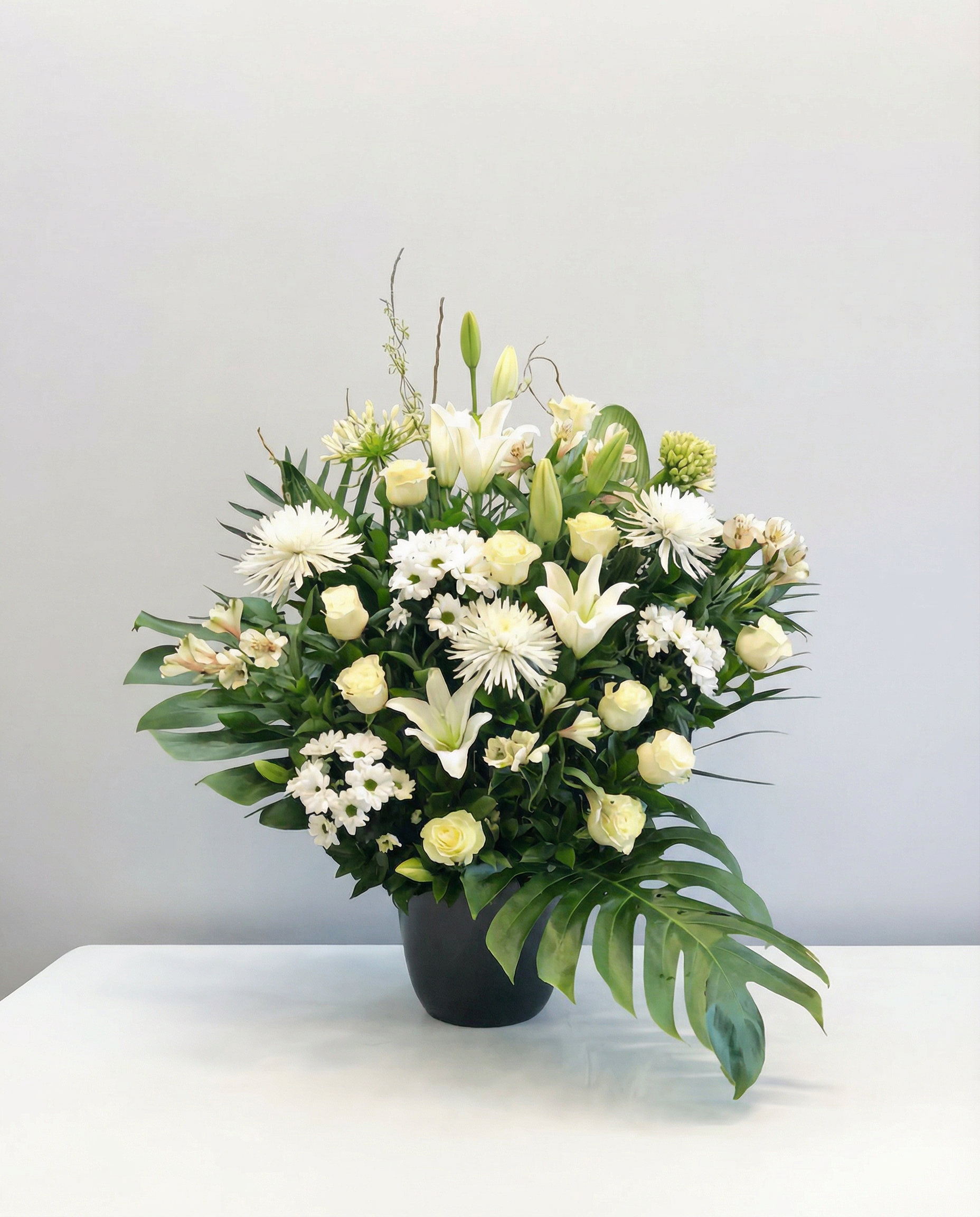 Corbeille funéraire Pure Sérénité – arrangement floral élégant réalisé par un fleuriste professionnel, fleurs fraîches et de qualité, Fleurs2