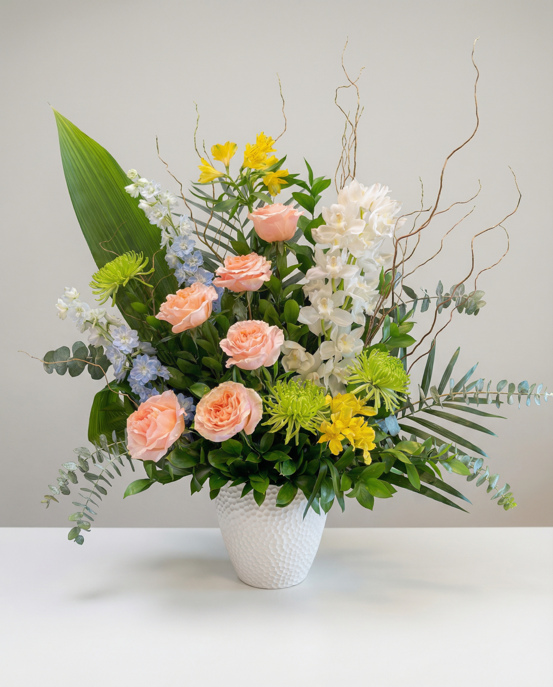 Corbeille funéraire Douceur Pastel – arrangement floral élégant réalisé par un fleuriste professionnel, fleurs fraîches et de qualité, Fleurs2