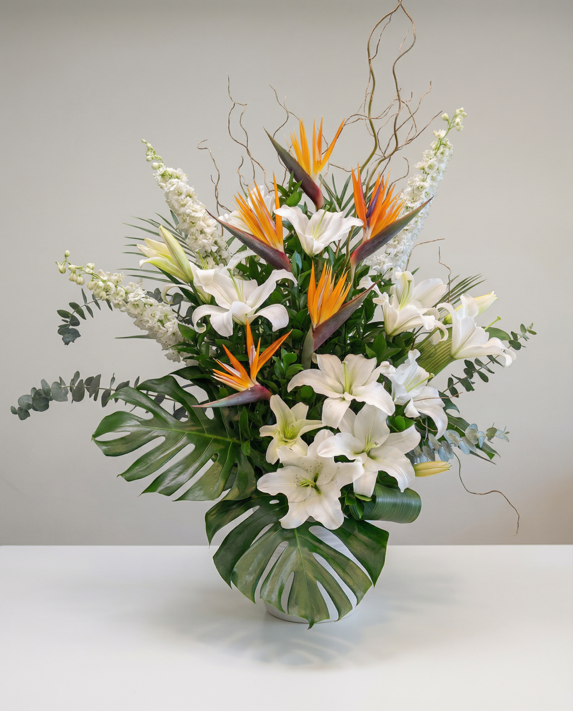 Corbeille funéraire Gloire Blanche – arrangement floral élégant réalisé par un fleuriste professionnel, fleurs fraîches et de qualité, Fleurs2