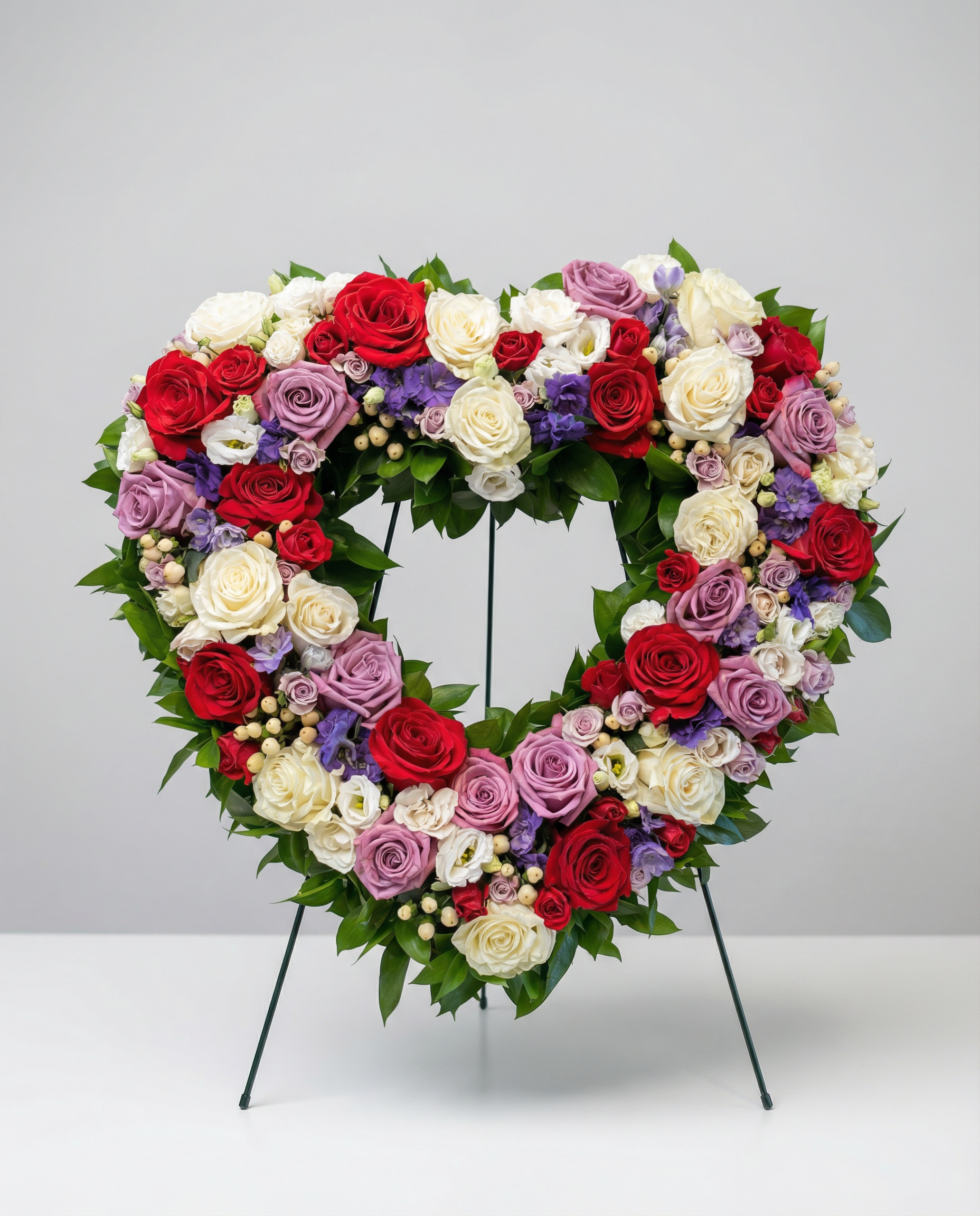 Arrangement funéraire Coeur Royal – arrangement floral élégant réalisé par un fleuriste professionnel, fleurs fraîches et de qualité, Fleurs2